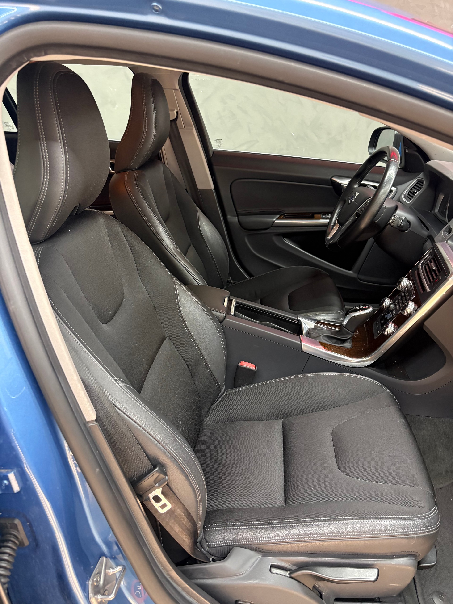 VOLVO V60 D4 AWD Momentum Geartronic-image-9