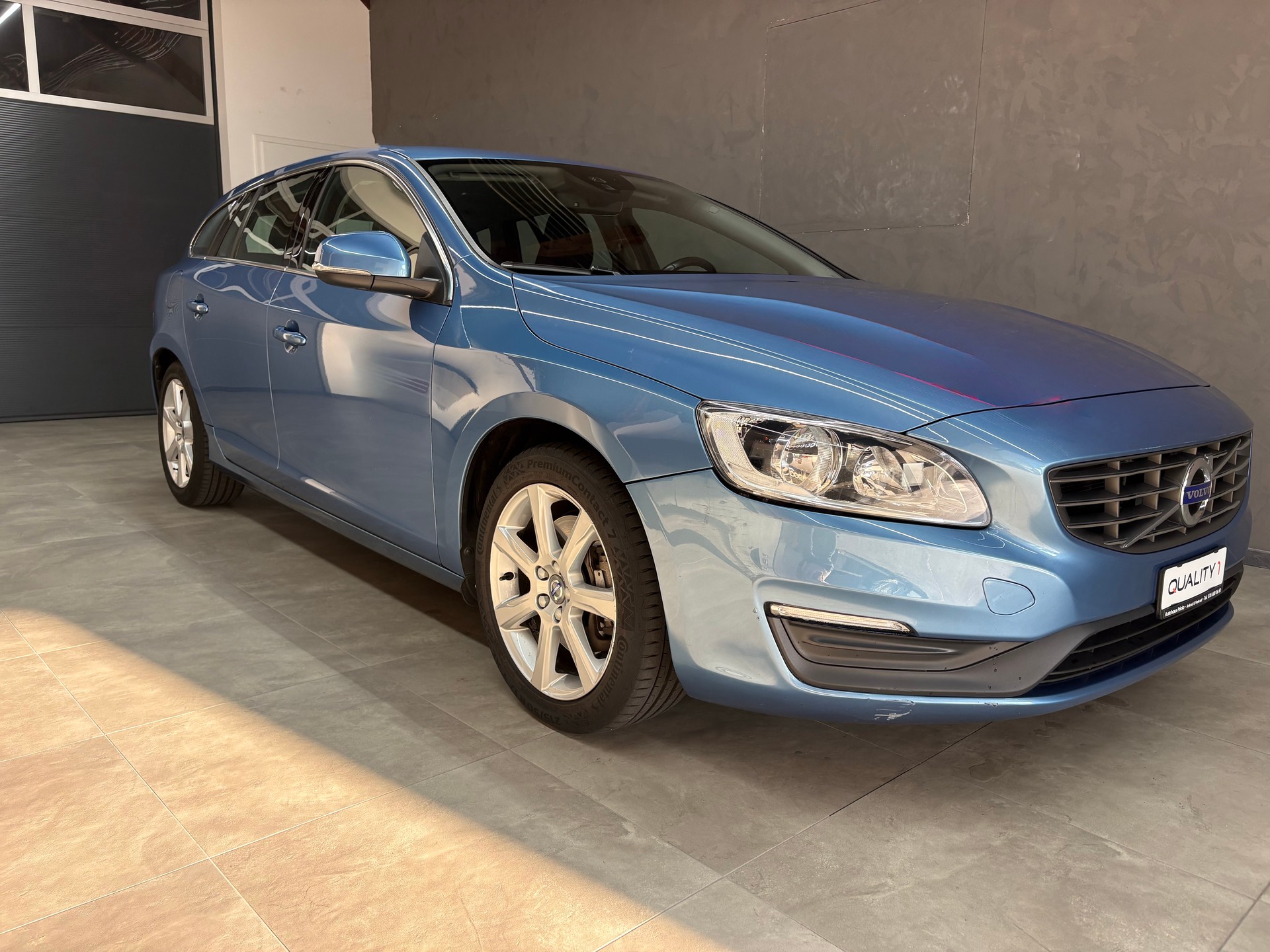 VOLVO V60 D4 AWD Momentum Geartronic-image-1