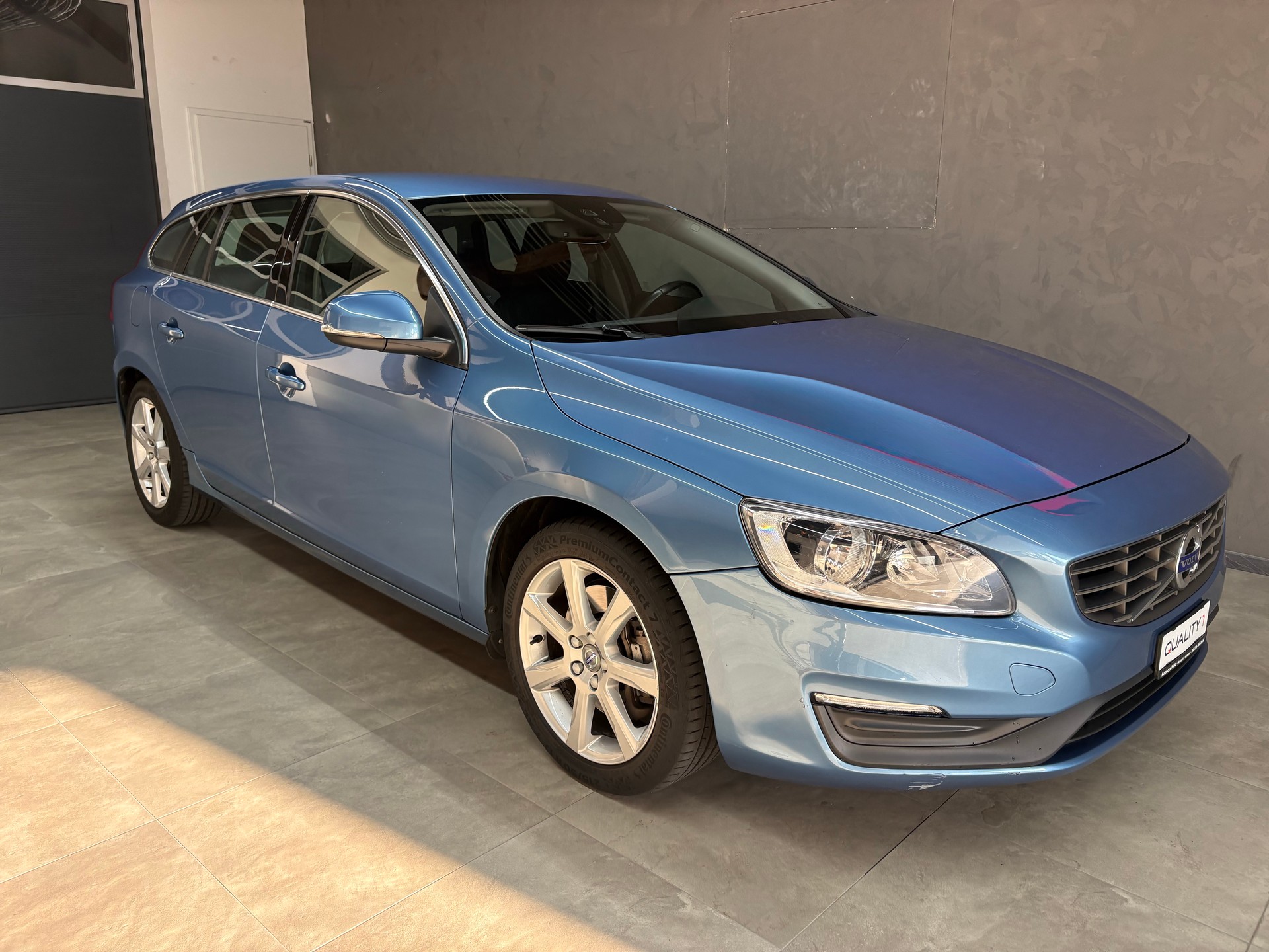 VOLVO V60 D4 AWD Momentum Geartronic-image-0