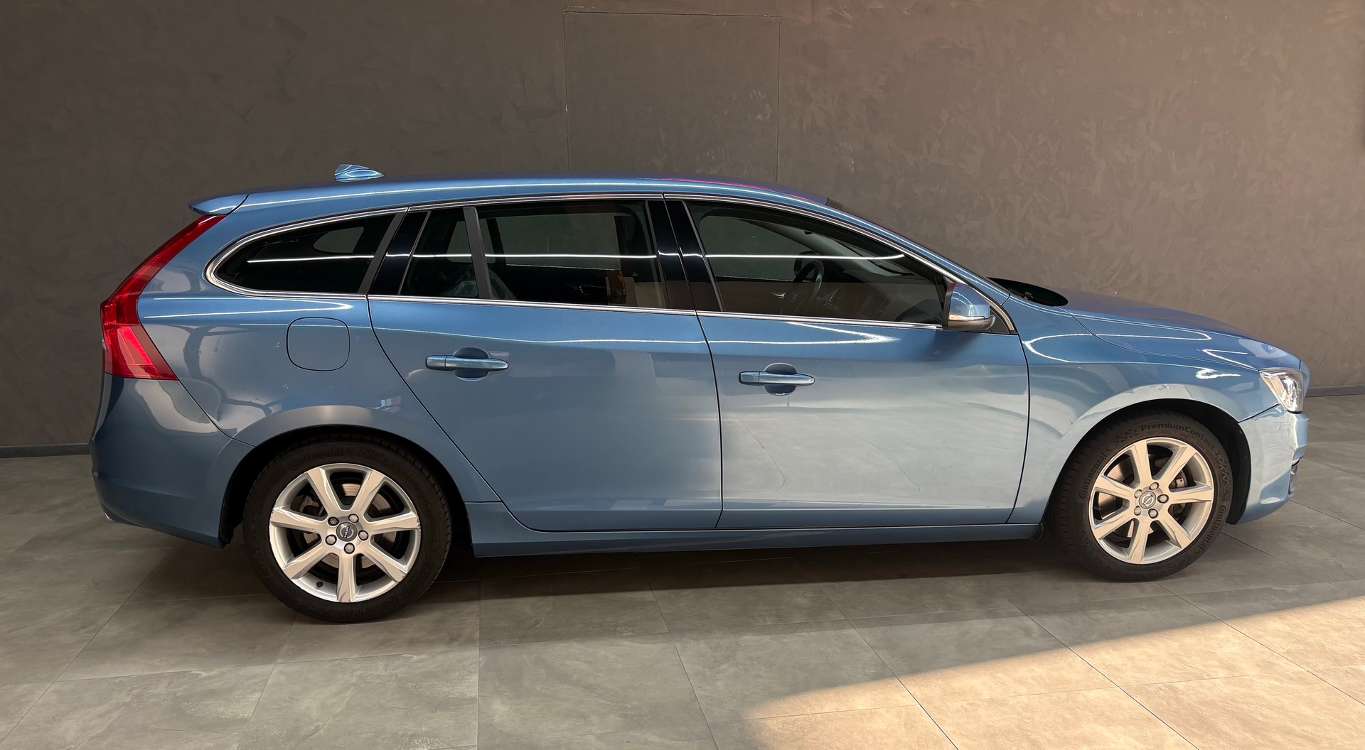 VOLVO V60 D4 AWD Momentum Geartronic-image-2