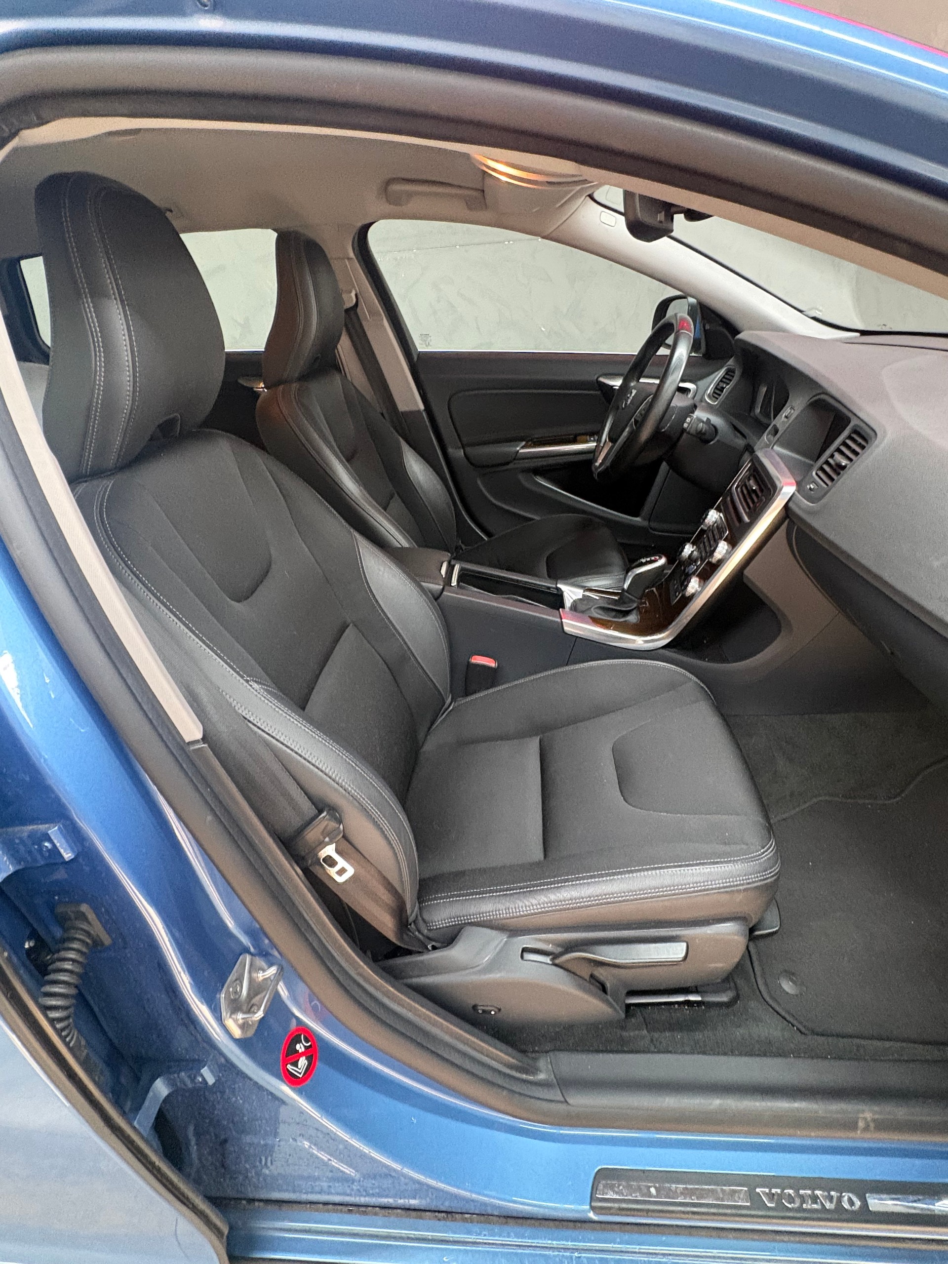 VOLVO V60 D4 AWD Momentum Geartronic-image-8