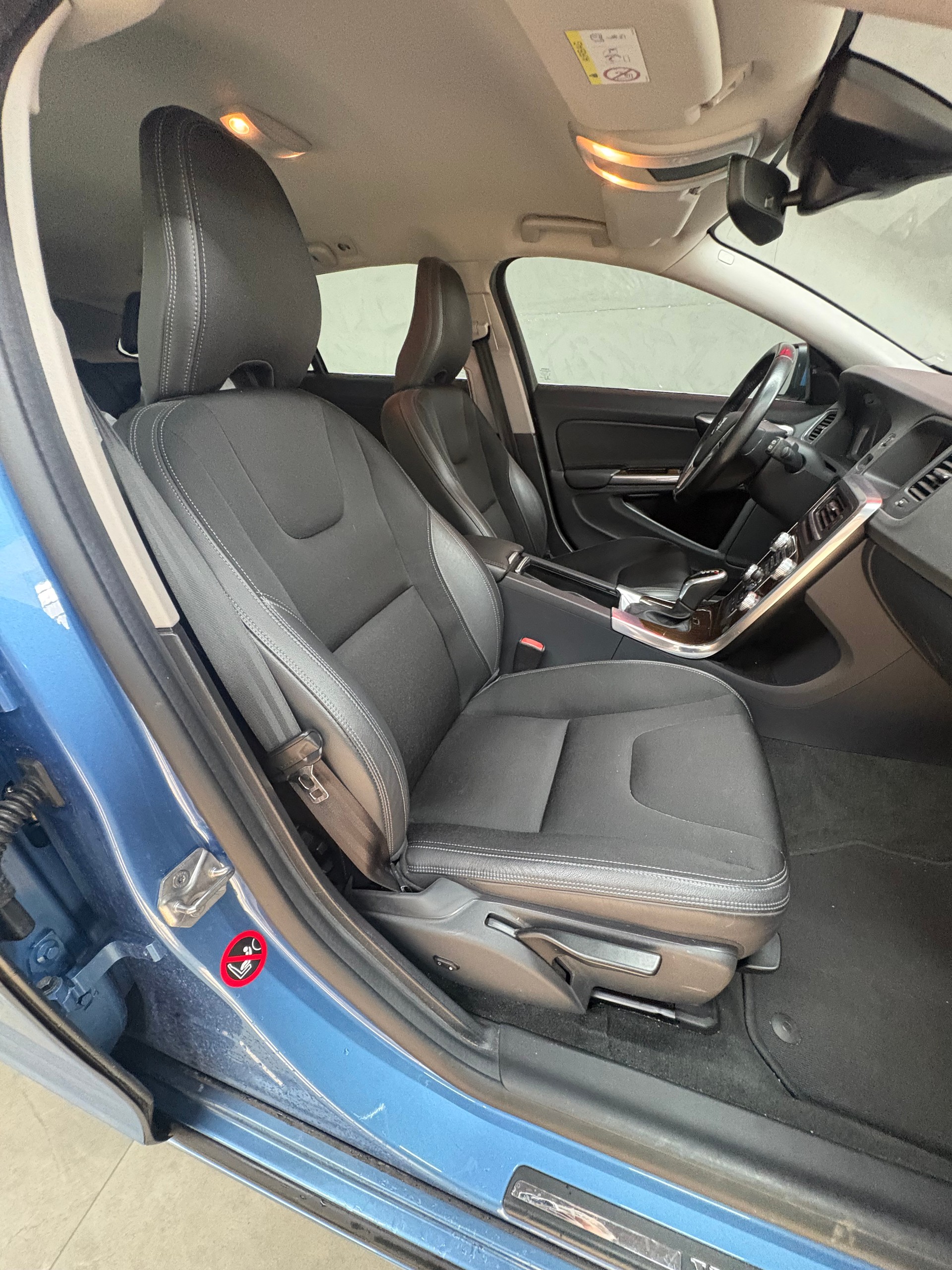 VOLVO V60 D4 AWD Momentum Geartronic-image-5