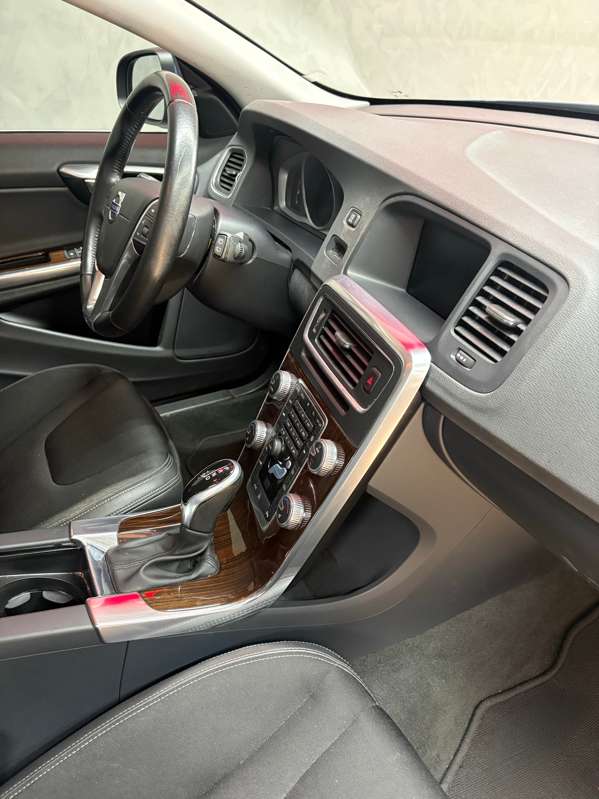 VOLVO V60 D4 AWD Momentum Geartronic-image-11