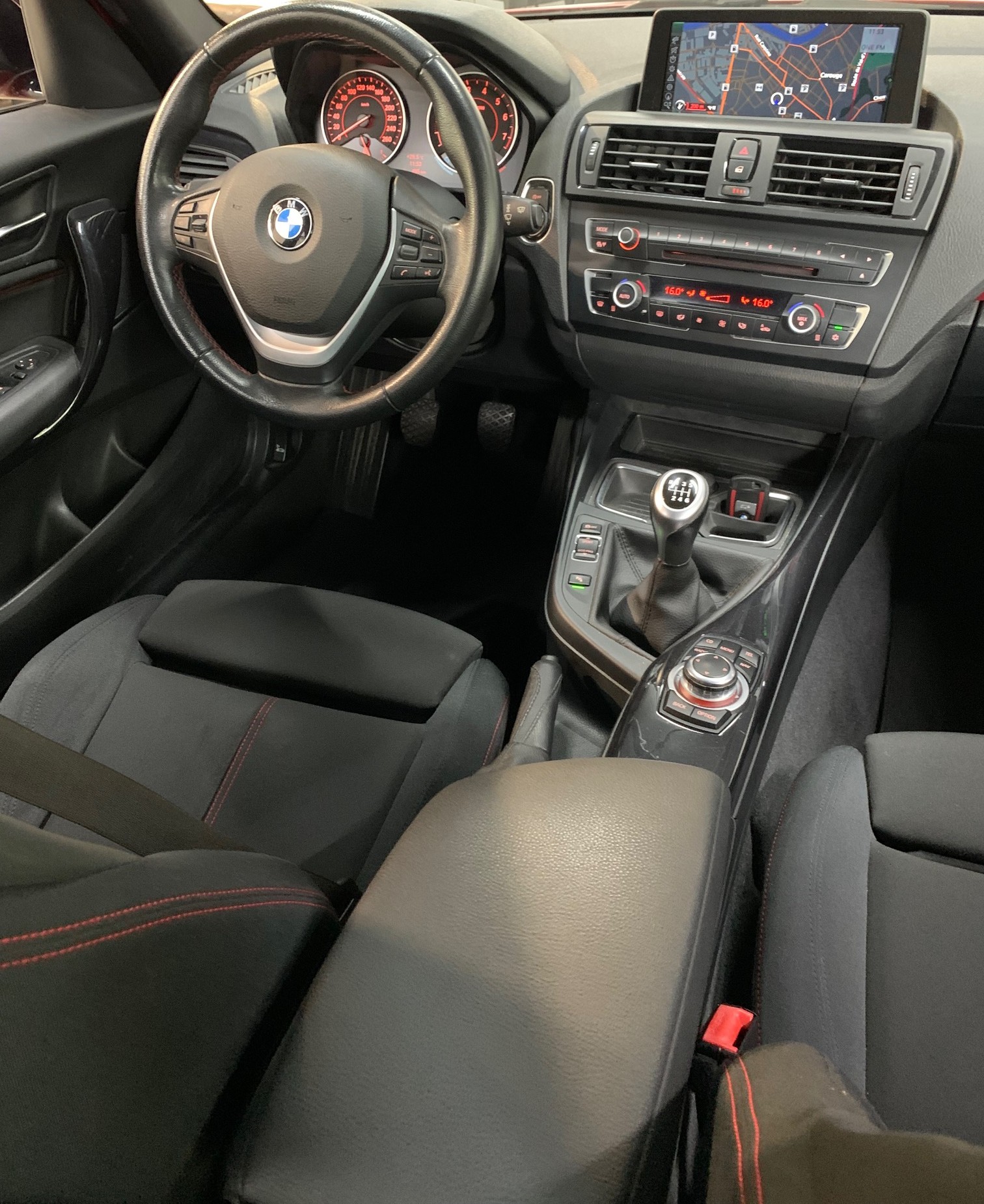 BMW 118i Sport Line-image-16
