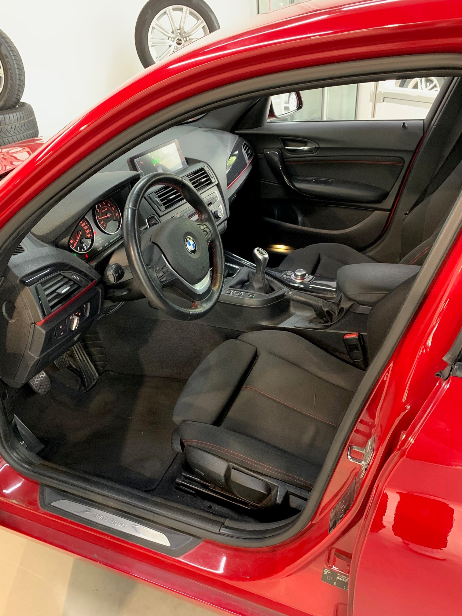 BMW 118i Sport Line-image-14