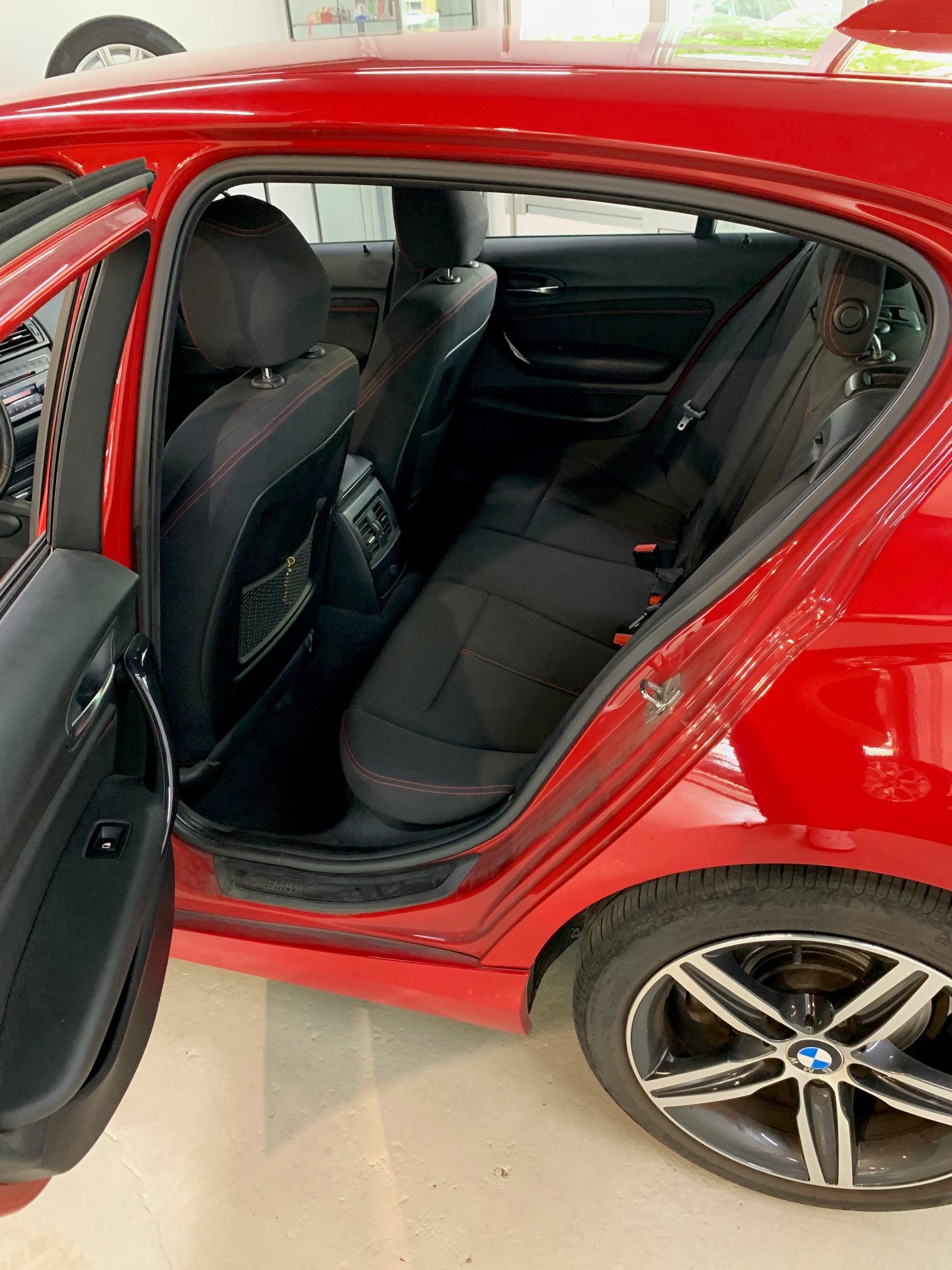 BMW 118i Sport Line-image-29