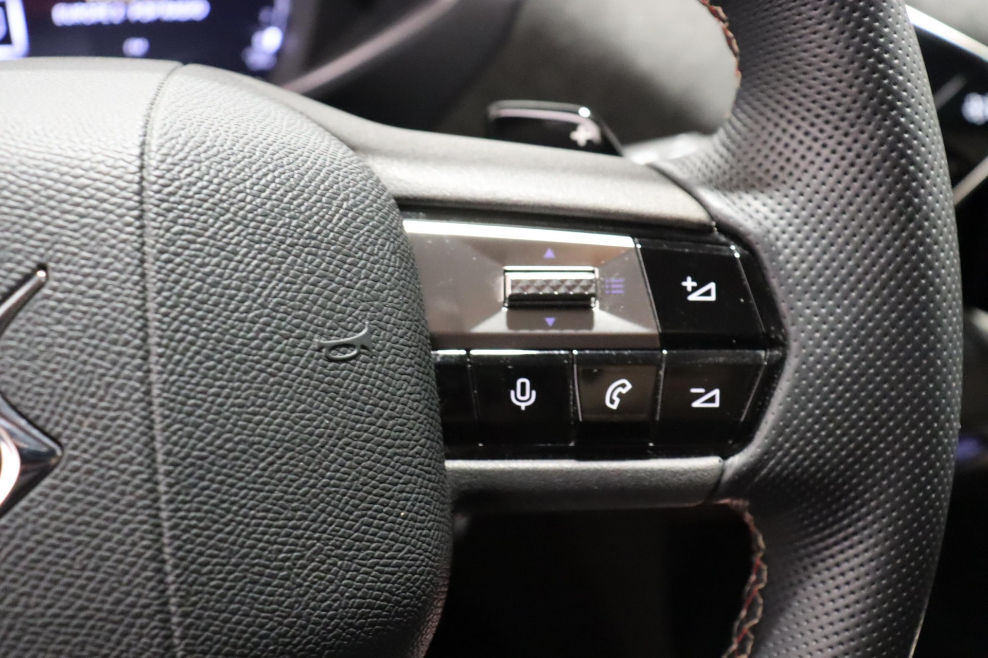 DS AUTOMOBILES 3 Crossback 1.2 PureTech 130 Ligne Noire-image-12