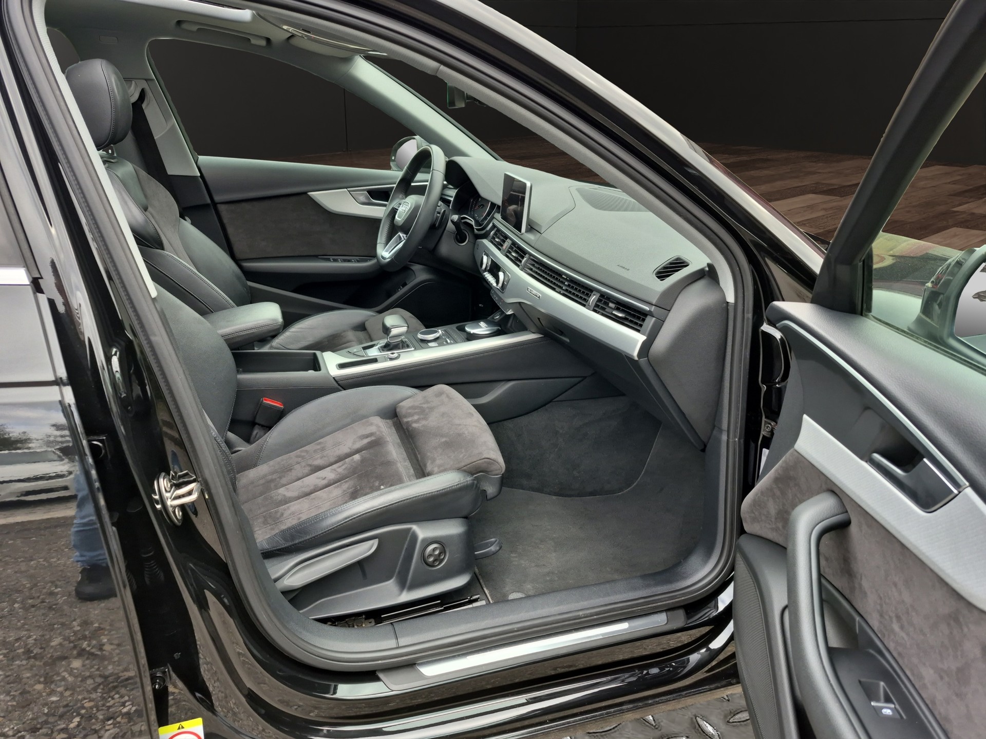 AUDI A4 Avant 40 TDI Sport Attraction quattro S-tronic-image-10