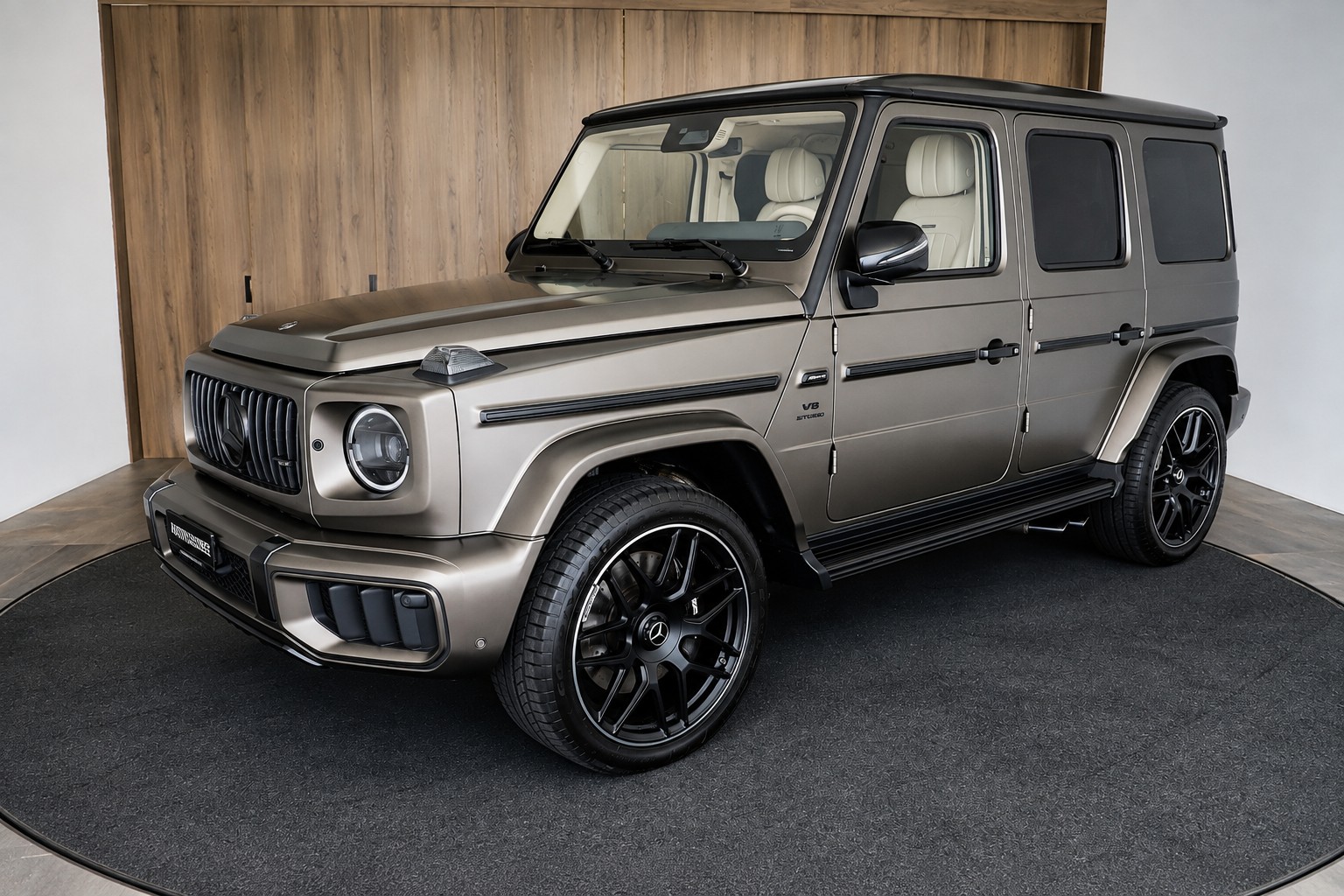MERCEDES-BENZ G 63 AMG 9G-Tronic Facelift mit 605 PS in Monza Grey Magno