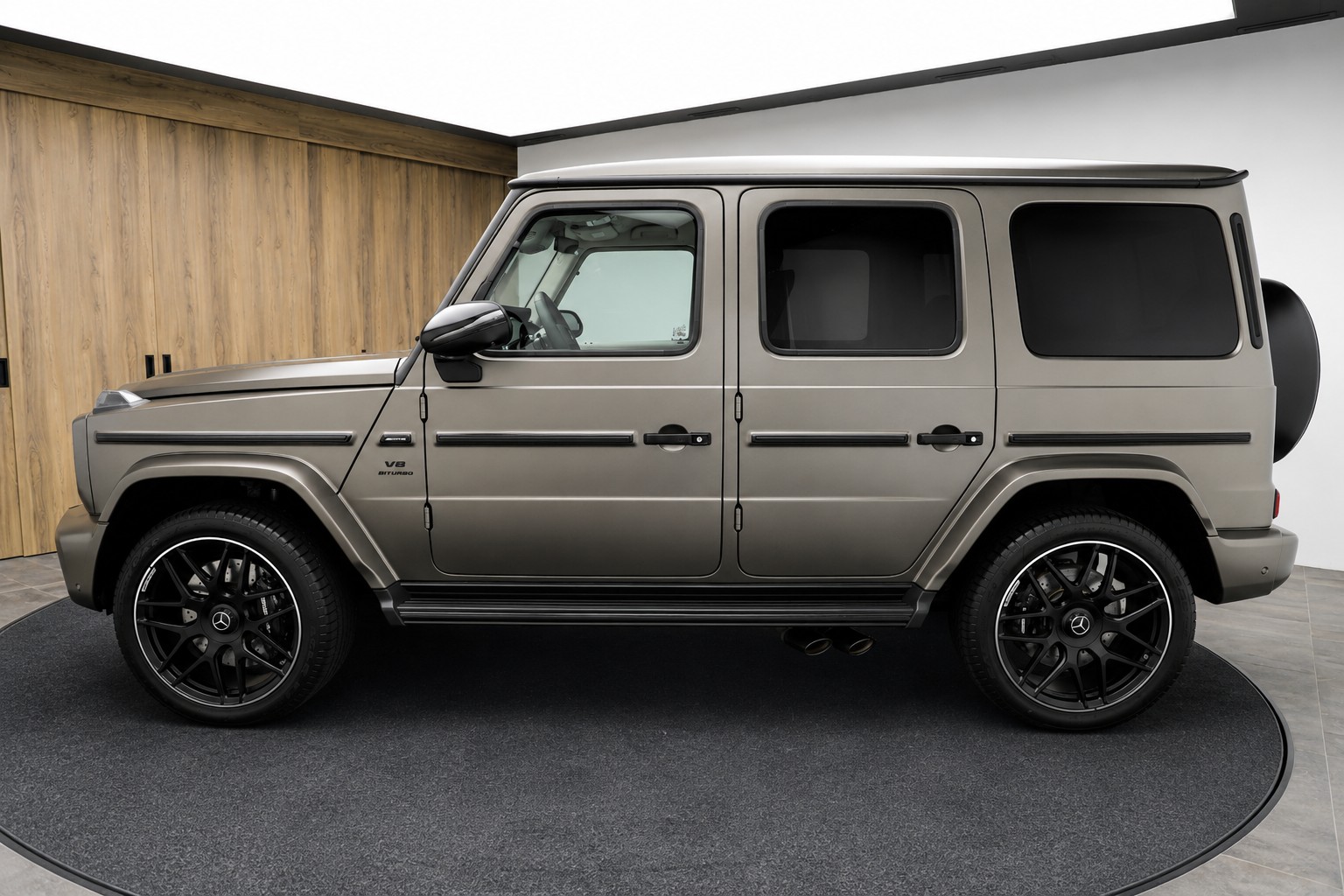 MERCEDES-BENZ G 63 AMG 9G-Tronic Facelift mit 605 PS in Monza Grey Magno-image-2