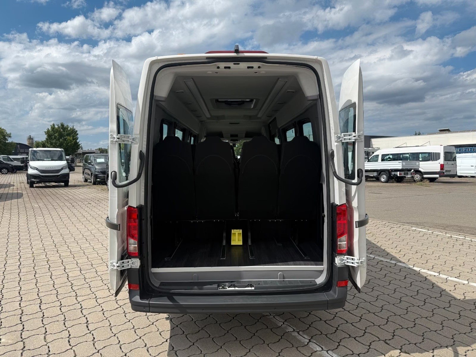 VW Crafter Bus 17-Sitzer-image-5