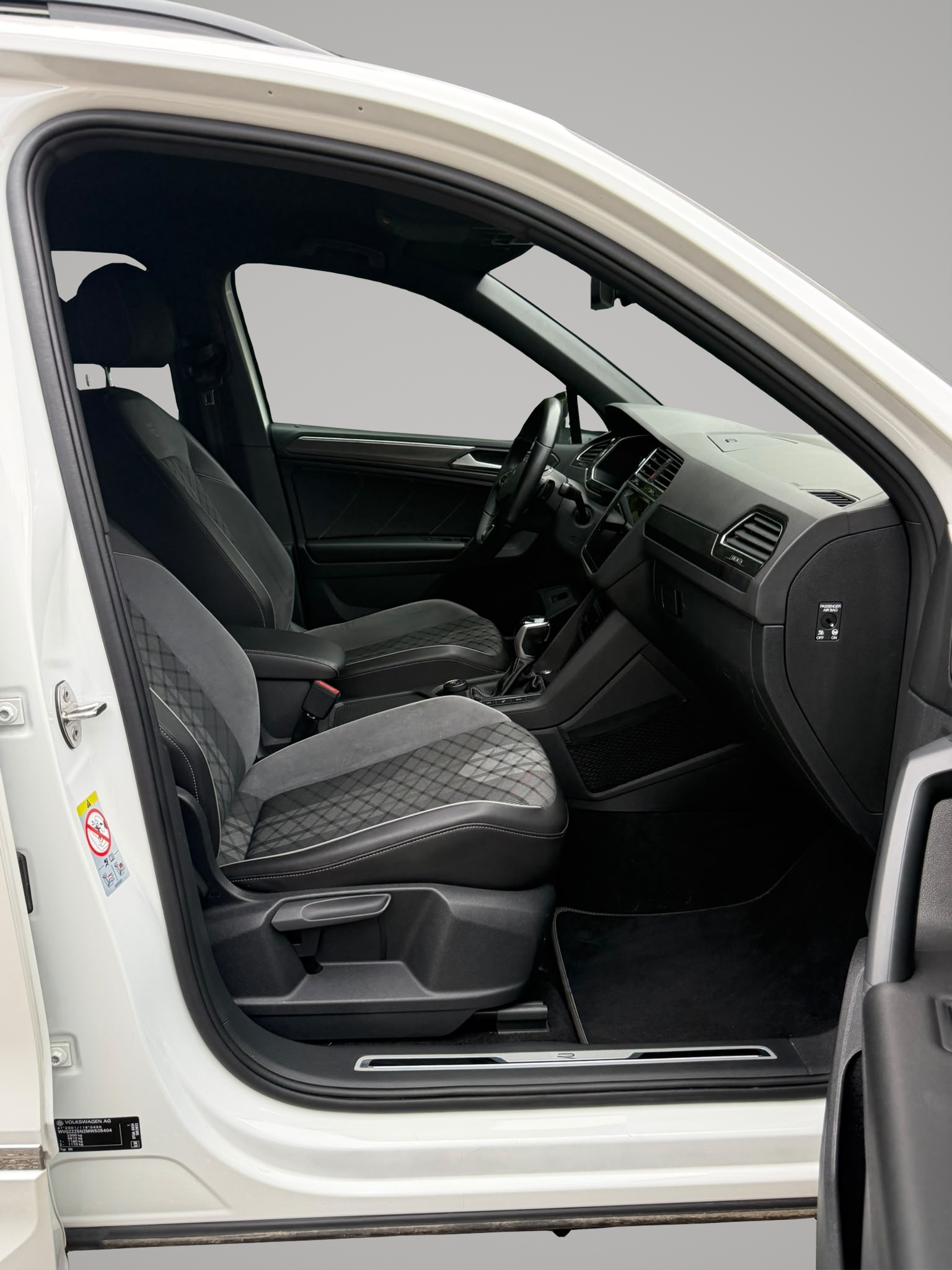 VW Tiguan 2.0 TDI SCR R-Line 4Motion DSG-image-11