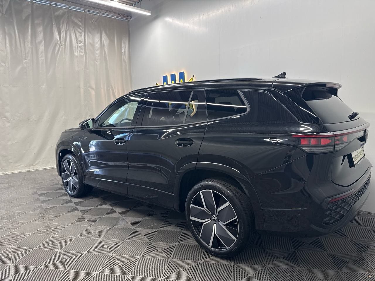 VW Tayron 1.5 TSI PHEV R-Line Black Style Limited Editon 272PS-showroom-element-1
