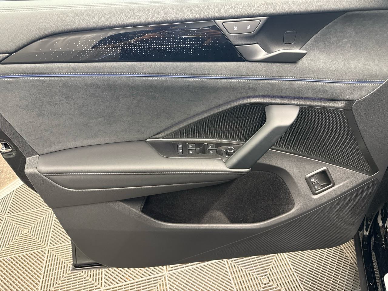VW Tayron 1.5 TSI PHEV R-Line Black Style Limited Editon 272PS-showroom-element-3