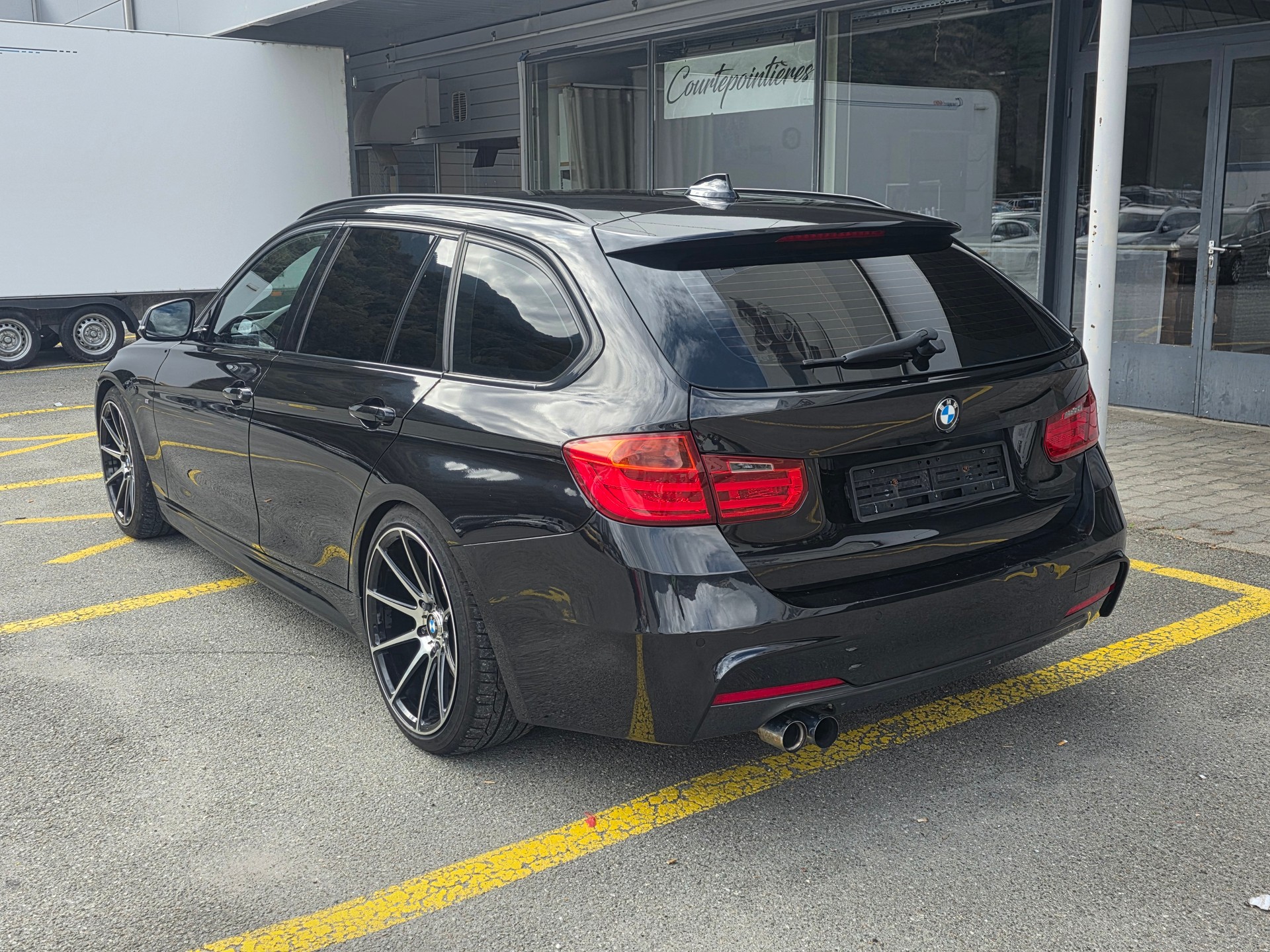 BMW 328i xDrive Touring Steptronic-image-2