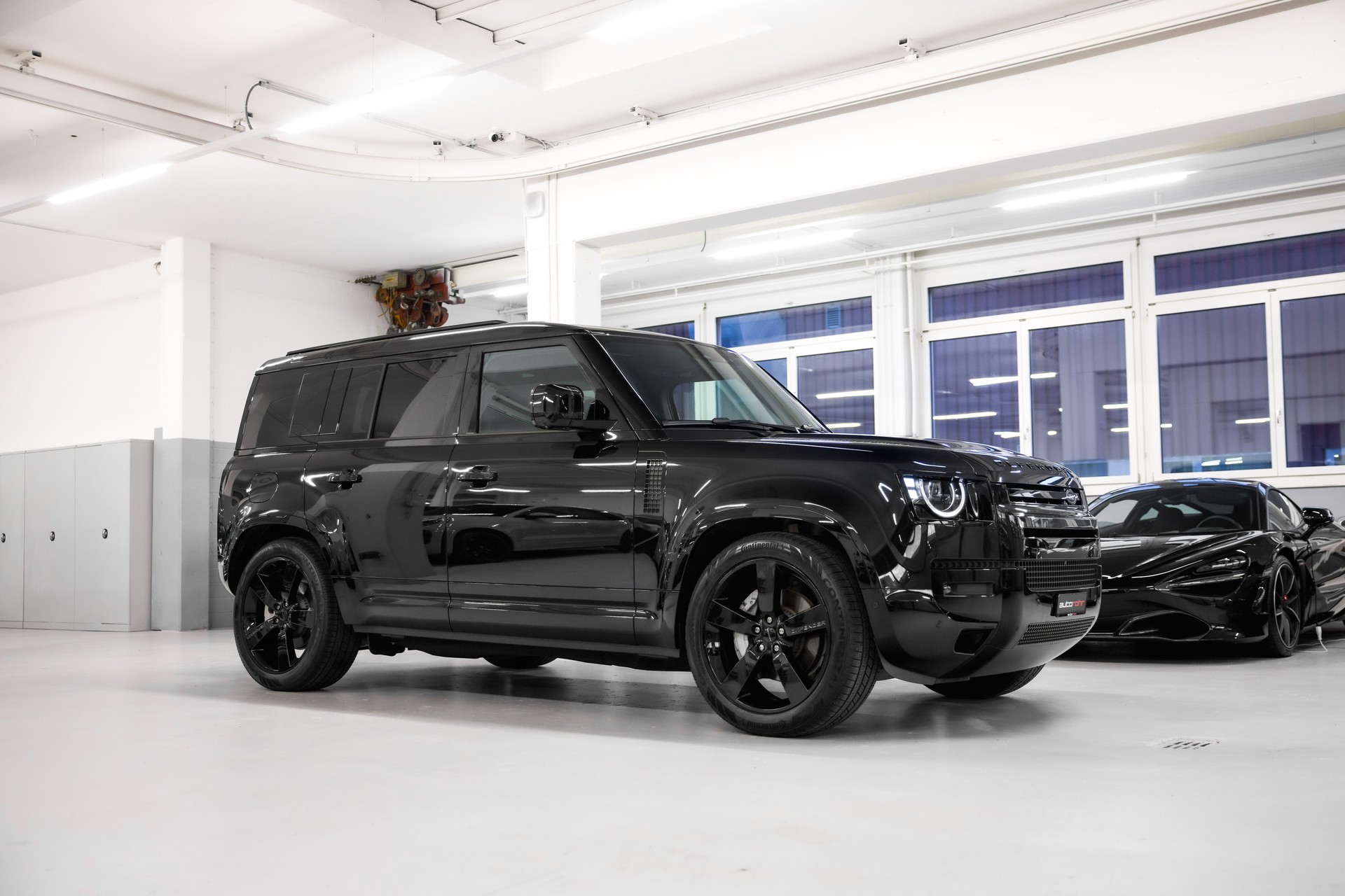 LAND ROVER Defender 110 3.0 D I6 350 X-Dynamic HSE *5 Jahre Werksgarantie*-image-0