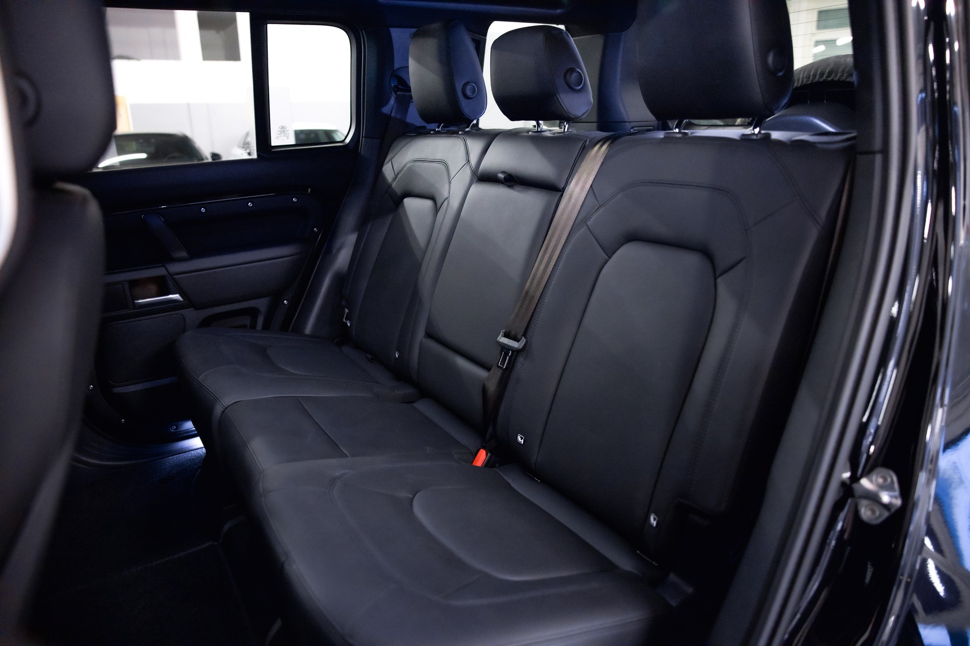 LAND ROVER Defender 110 3.0 D I6 350 X-Dynamic HSE *5 Jahre Werksgarantie*-image-23