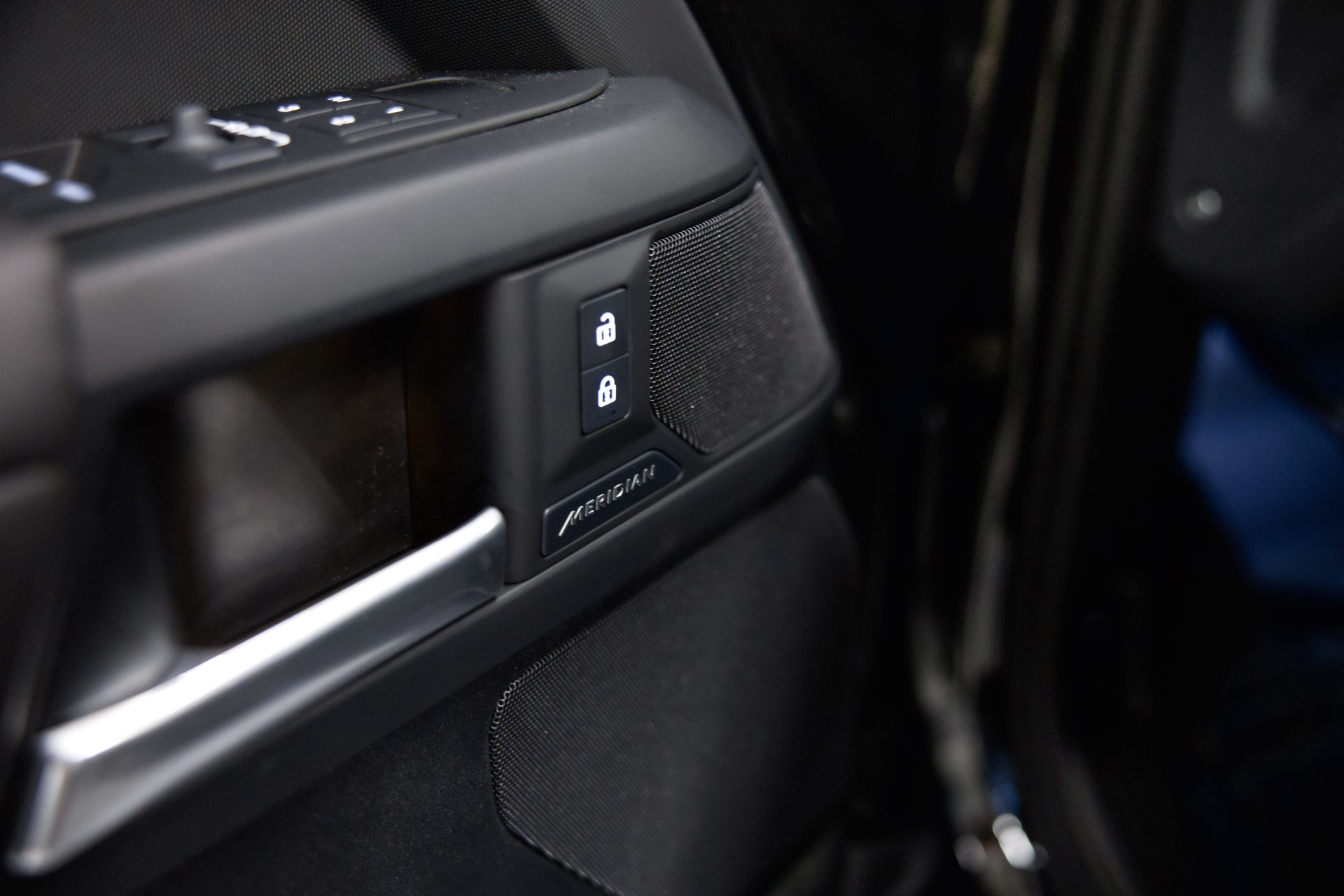LAND ROVER Defender 110 3.0 D I6 350 X-Dynamic HSE *5 Jahre Werksgarantie*-image-27