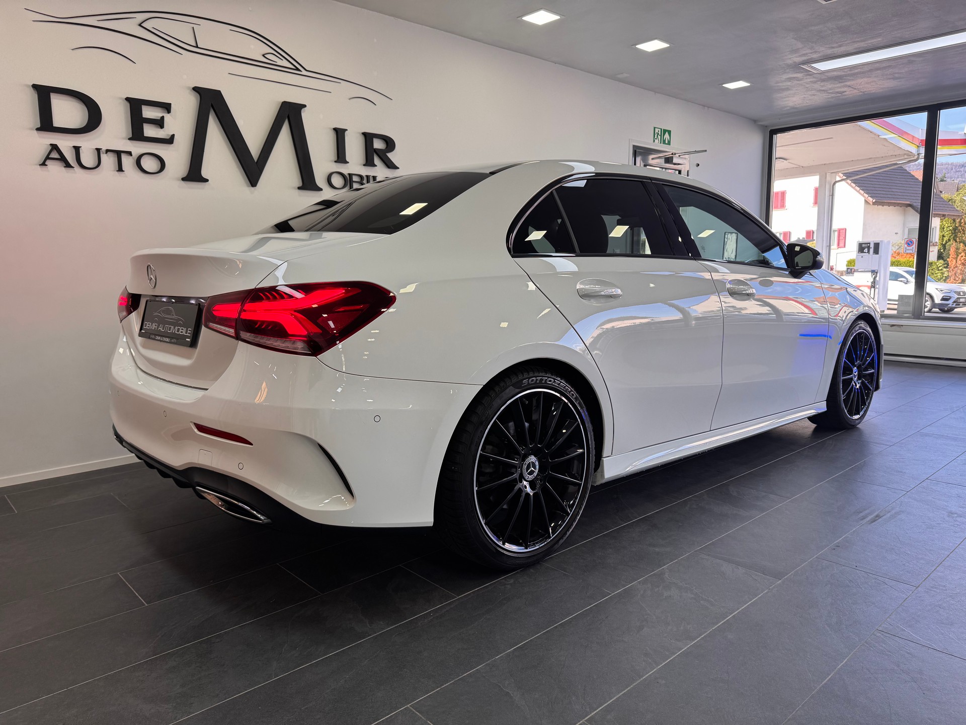 MERCEDES-BENZ A 200 Limousine AMG Line 7G-DCT *Multibeam LED / Rückfahrkamera / Ambientebeleuchtung / Memory / Totwinkel- & Spurehalteassist*-image-3