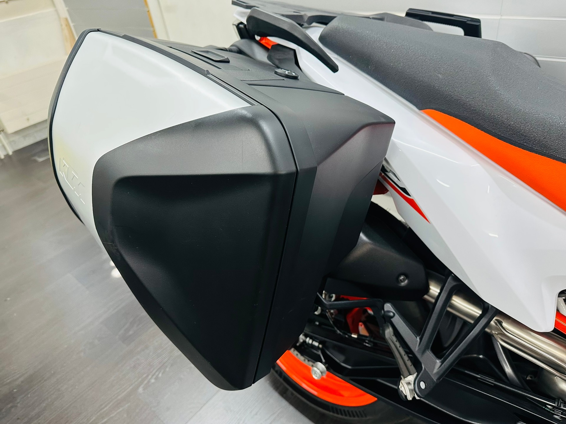 KTM 890 SMT Supermoto Travel-showroom-element-2