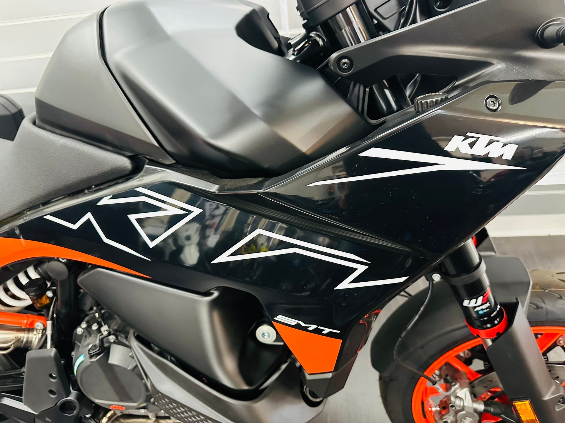 KTM 890 SMT Supermoto Travel-showroom-element-1