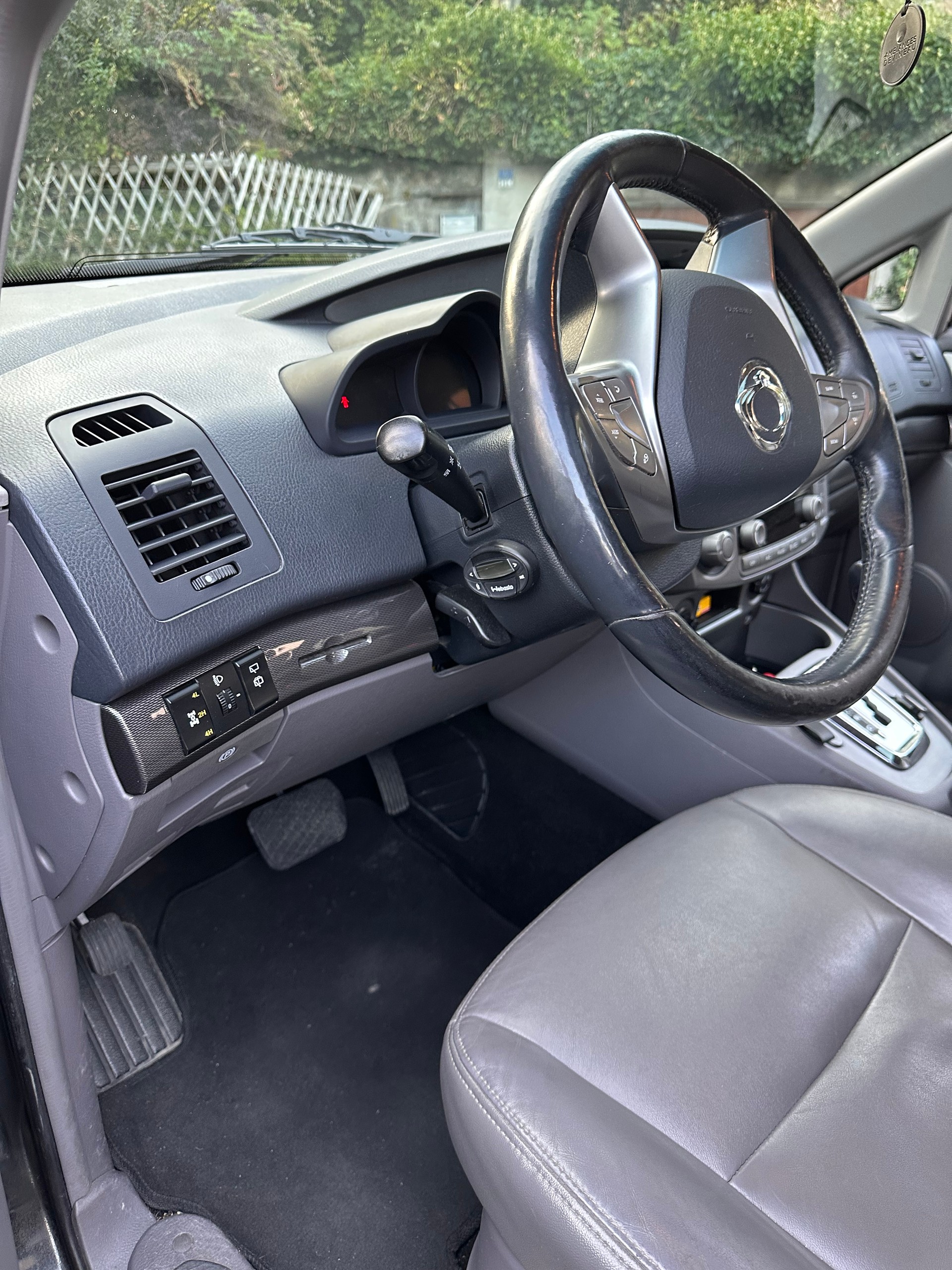 KGM-SsangYong SV 200 e-XDi 4WD Sapphire-image-4