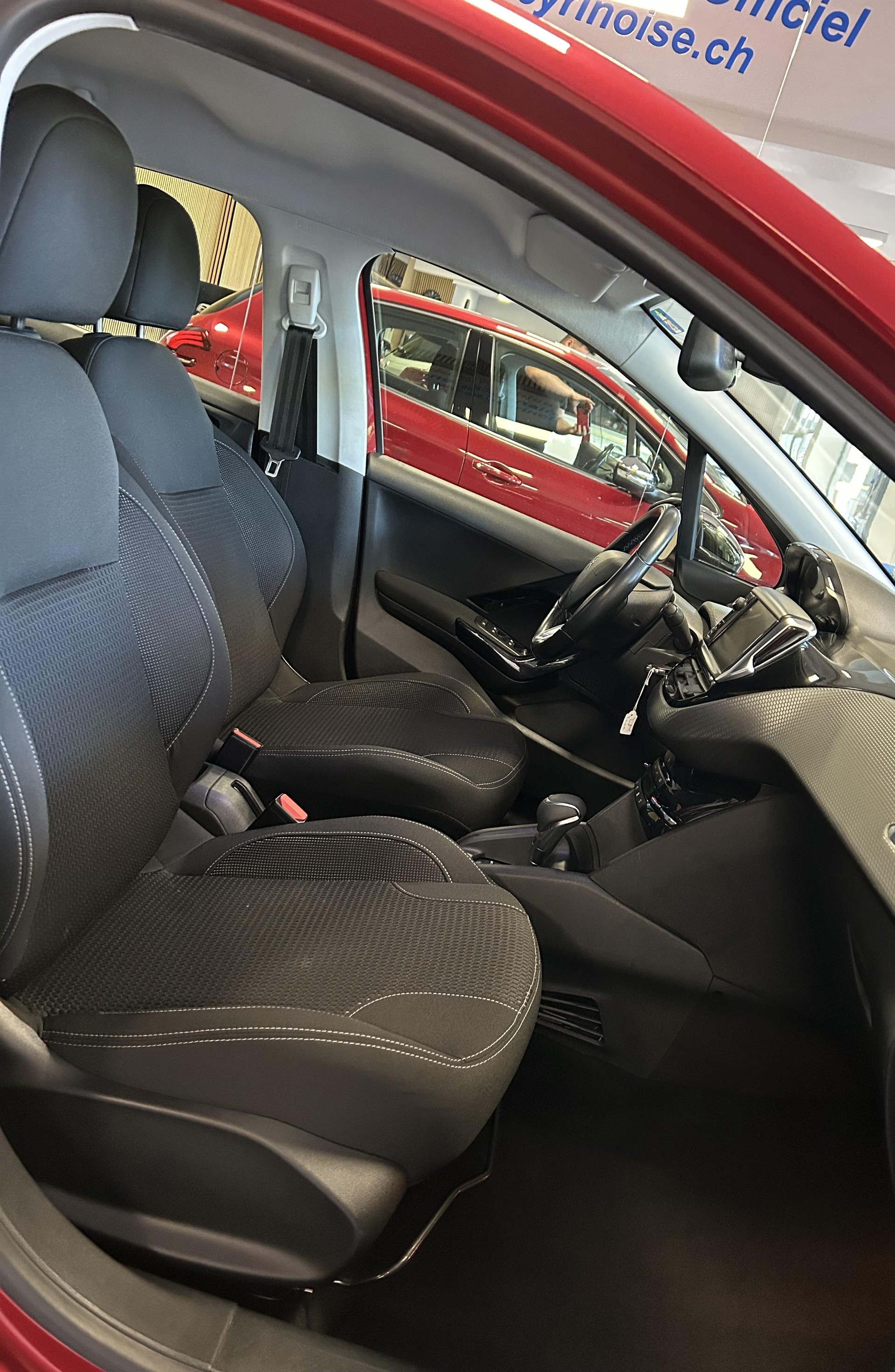 PEUGEOT 208 1.2 PureTech Allure S/S AUTOMATIQUE-image-14