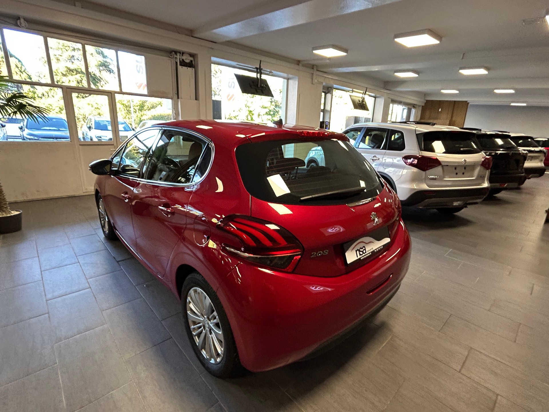 PEUGEOT 208 1.2 PureTech Allure S/S AUTOMATIQUE-image-4