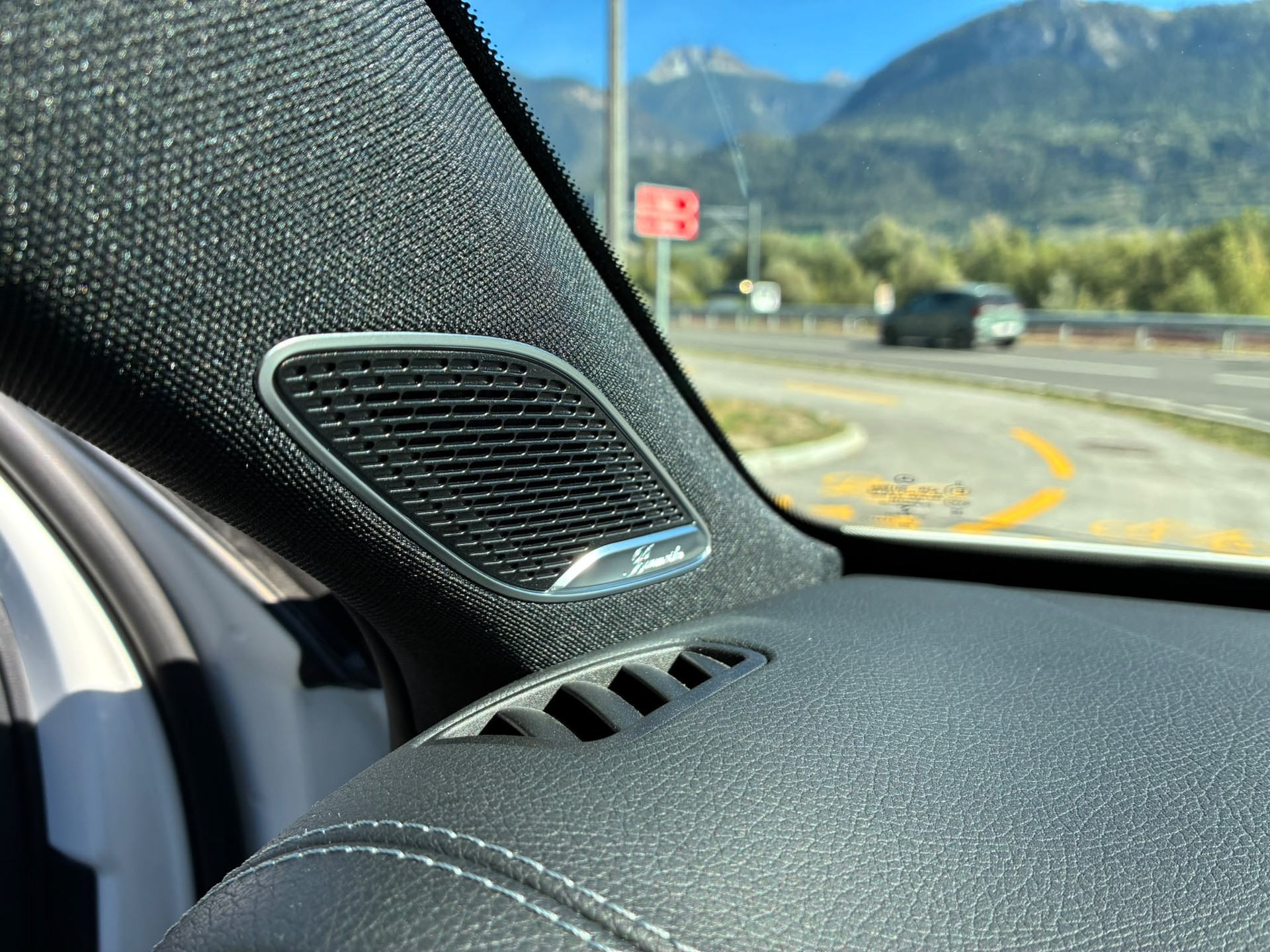 MERCEDES-BENZ A 45 S AMG 4Matic+ Speedshift-image-10