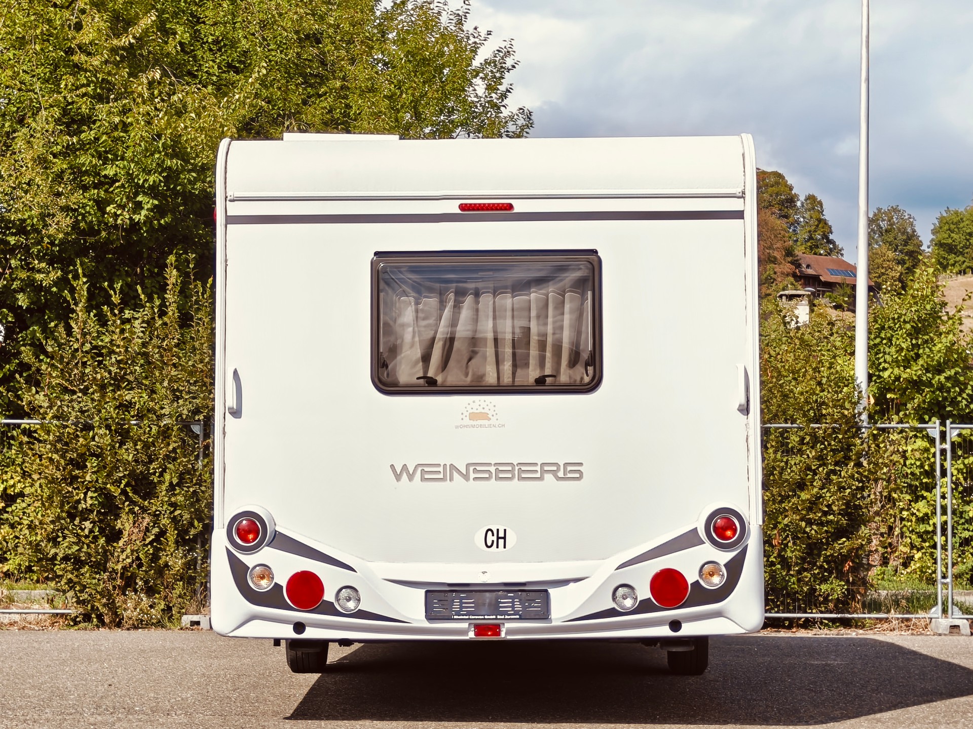 WEINSBERG KWE/4 -- Längsbett -- Mover -- Klimaanlage -- Solaranlage -- Luftvorzelt -- Veloträger-image-4
