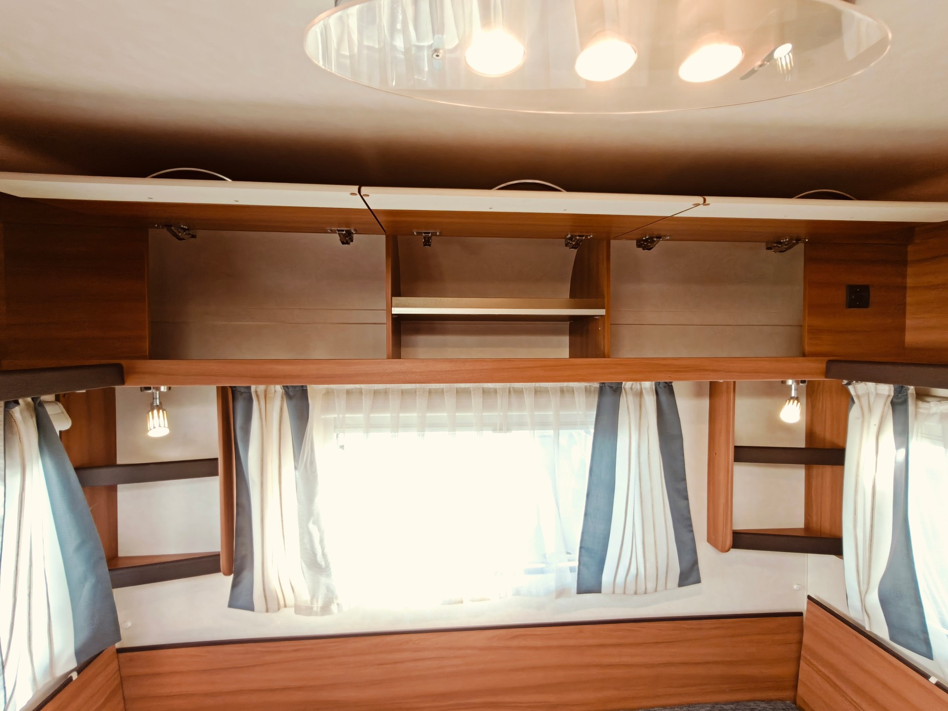 WEINSBERG KWE/4 -- Längsbett -- Mover -- Klimaanlage -- Solaranlage -- Luftvorzelt -- Veloträger-image-23