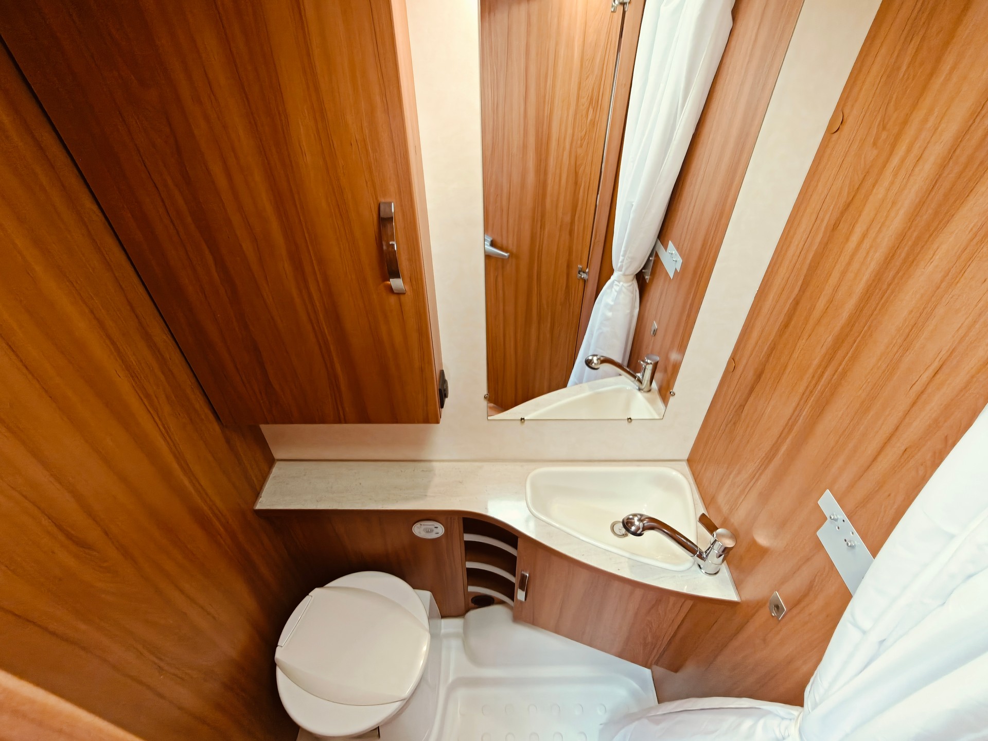 WEINSBERG KWE/4 -- Längsbett -- Mover -- Klimaanlage -- Solaranlage -- Luftvorzelt -- Veloträger-image-17