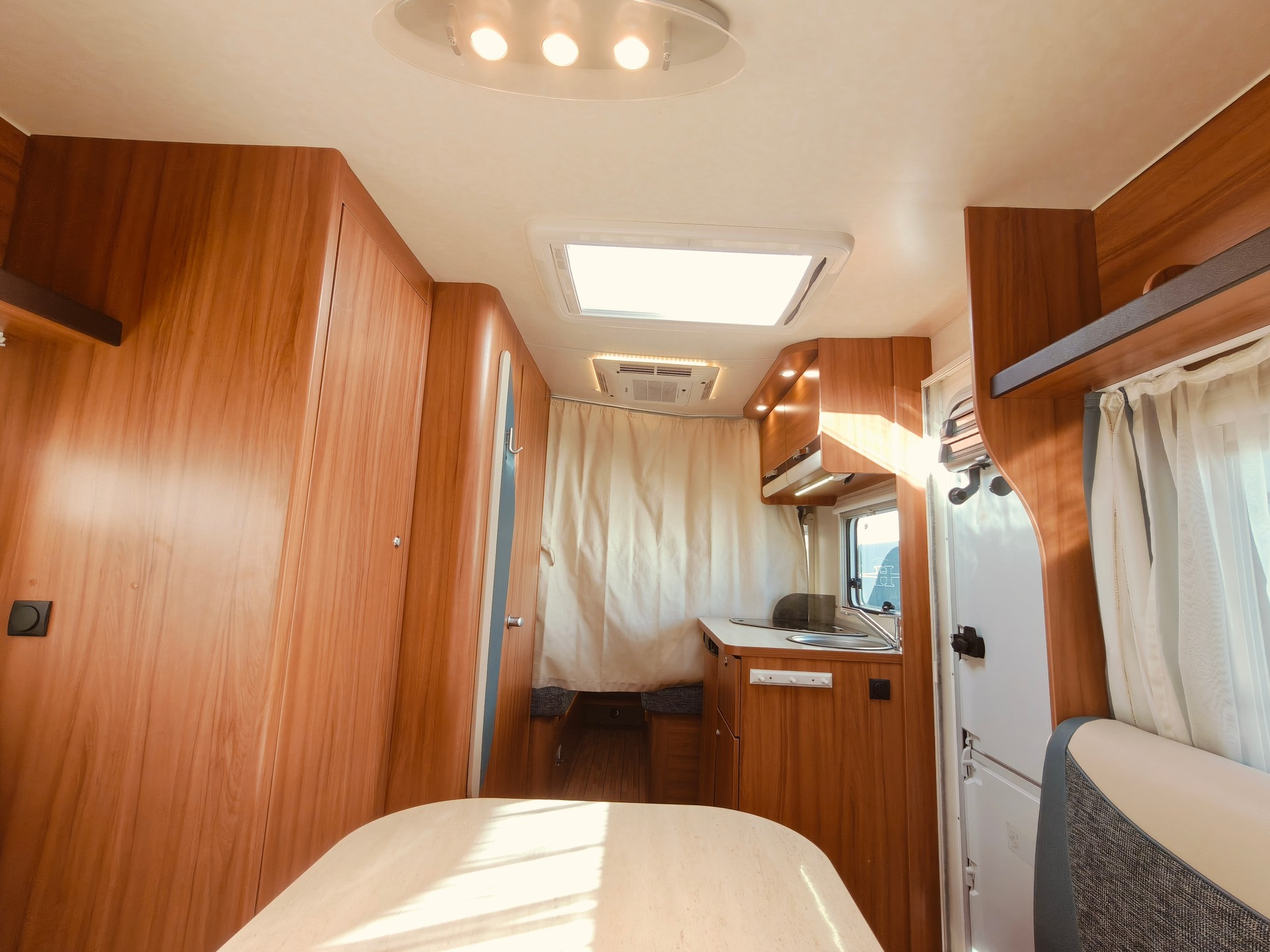 WEINSBERG KWE/4 -- Längsbett -- Mover -- Klimaanlage -- Solaranlage -- Luftvorzelt -- Veloträger-image-7