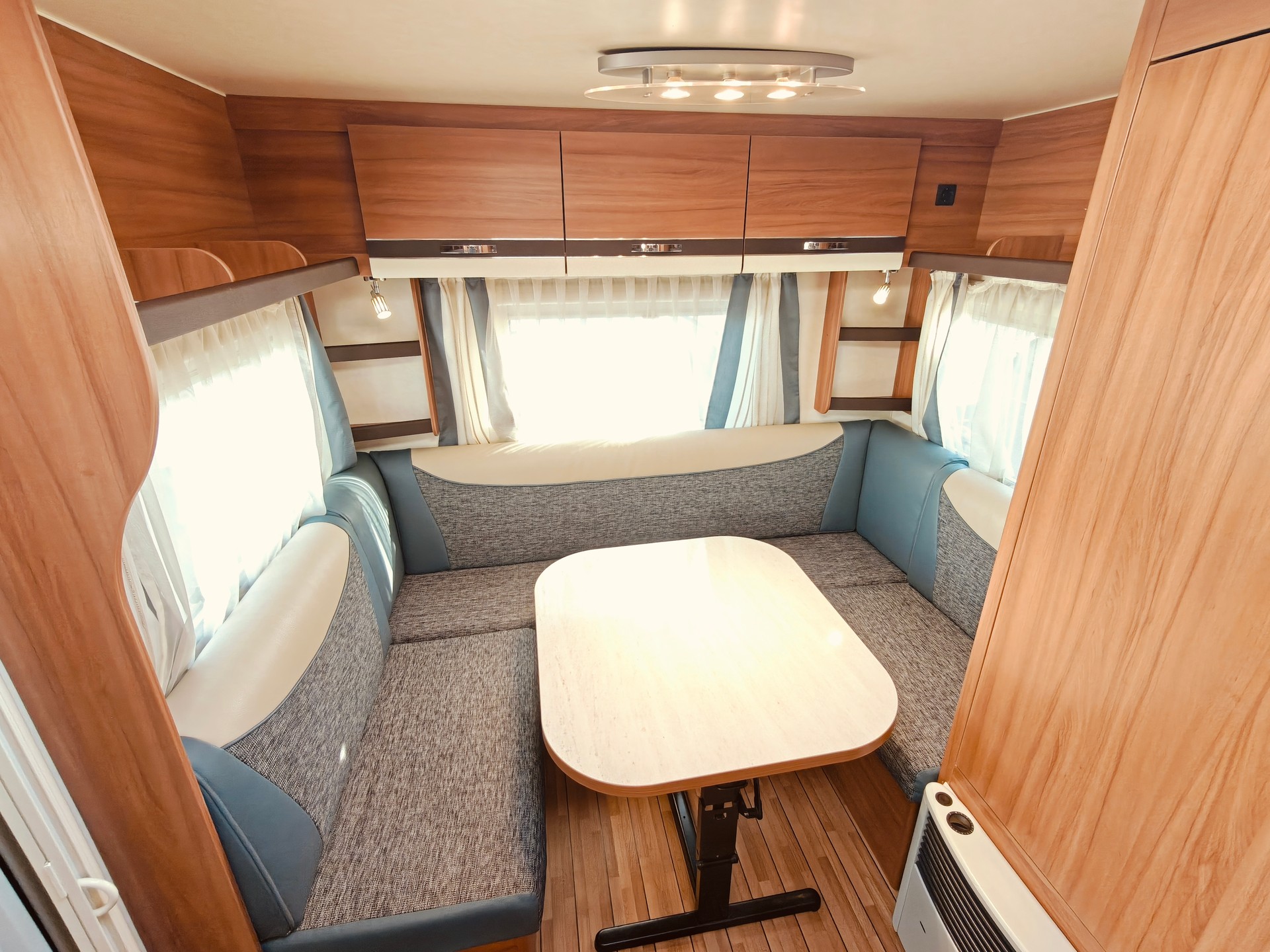 WEINSBERG KWE/4 -- Längsbett -- Mover -- Klimaanlage -- Solaranlage -- Luftvorzelt -- Veloträger-image-20