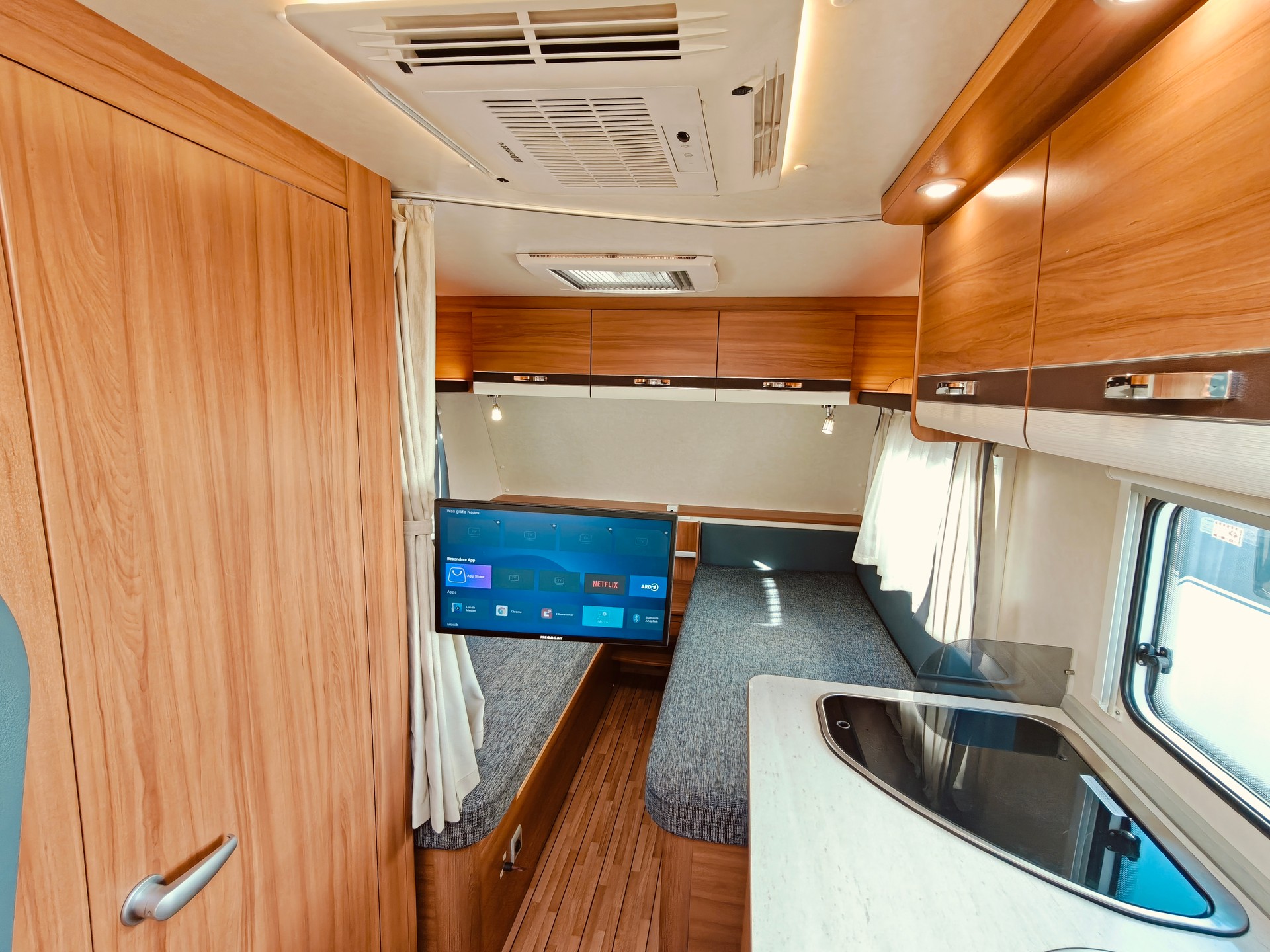 WEINSBERG KWE/4 -- Längsbett -- Mover -- Klimaanlage -- Solaranlage -- Luftvorzelt -- Veloträger-image-8