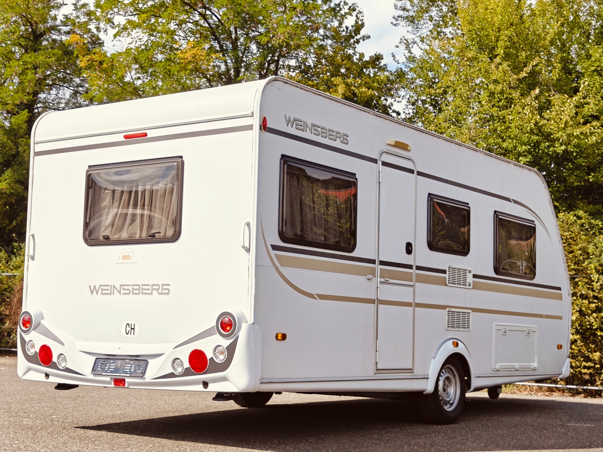 WEINSBERG KWE/4 -- Längsbett -- Mover -- Klimaanlage -- Solaranlage -- Luftvorzelt -- Veloträger-image-3