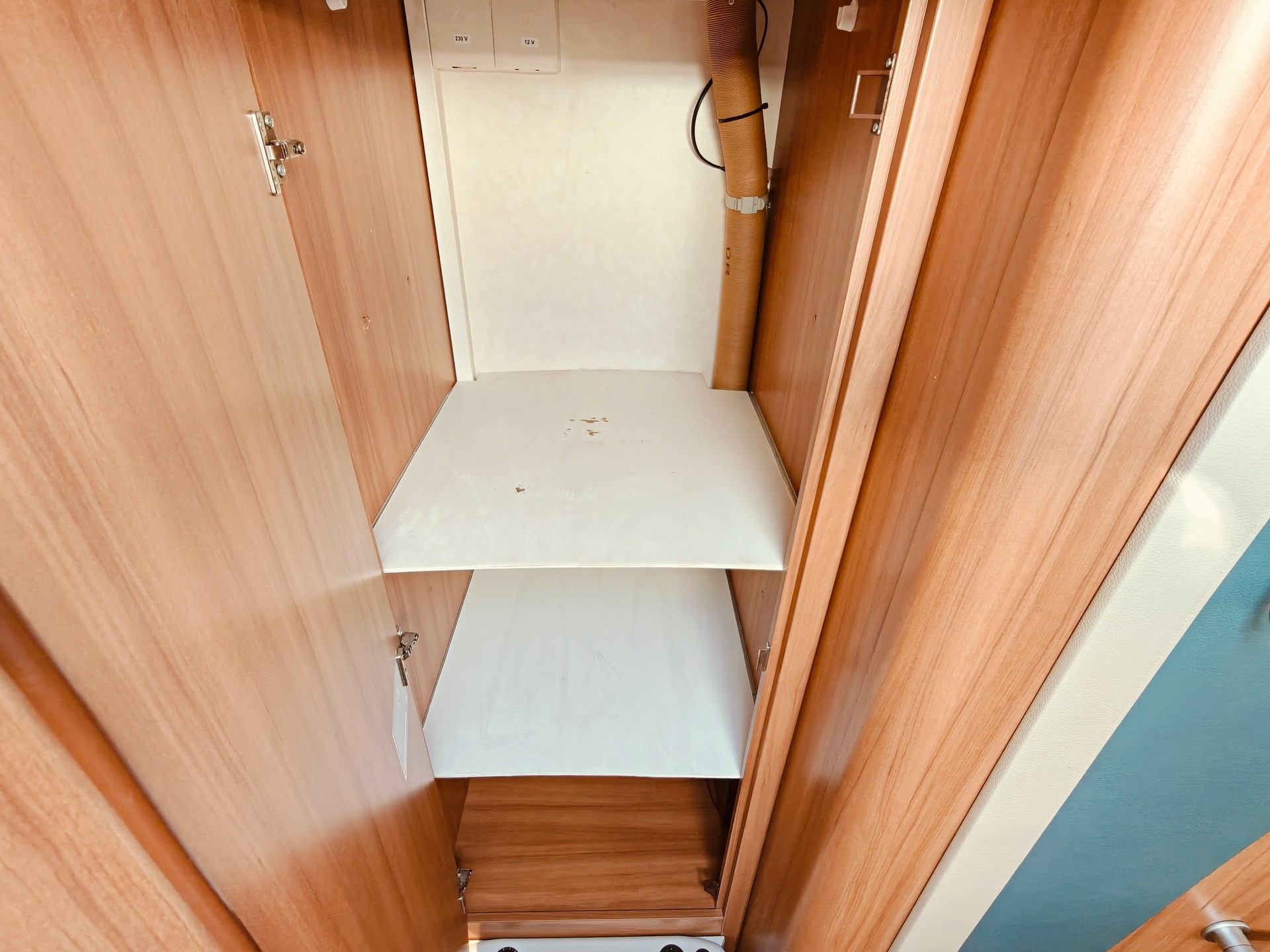 WEINSBERG KWE/4 -- Längsbett -- Mover -- Klimaanlage -- Solaranlage -- Luftvorzelt -- Veloträger-image-19