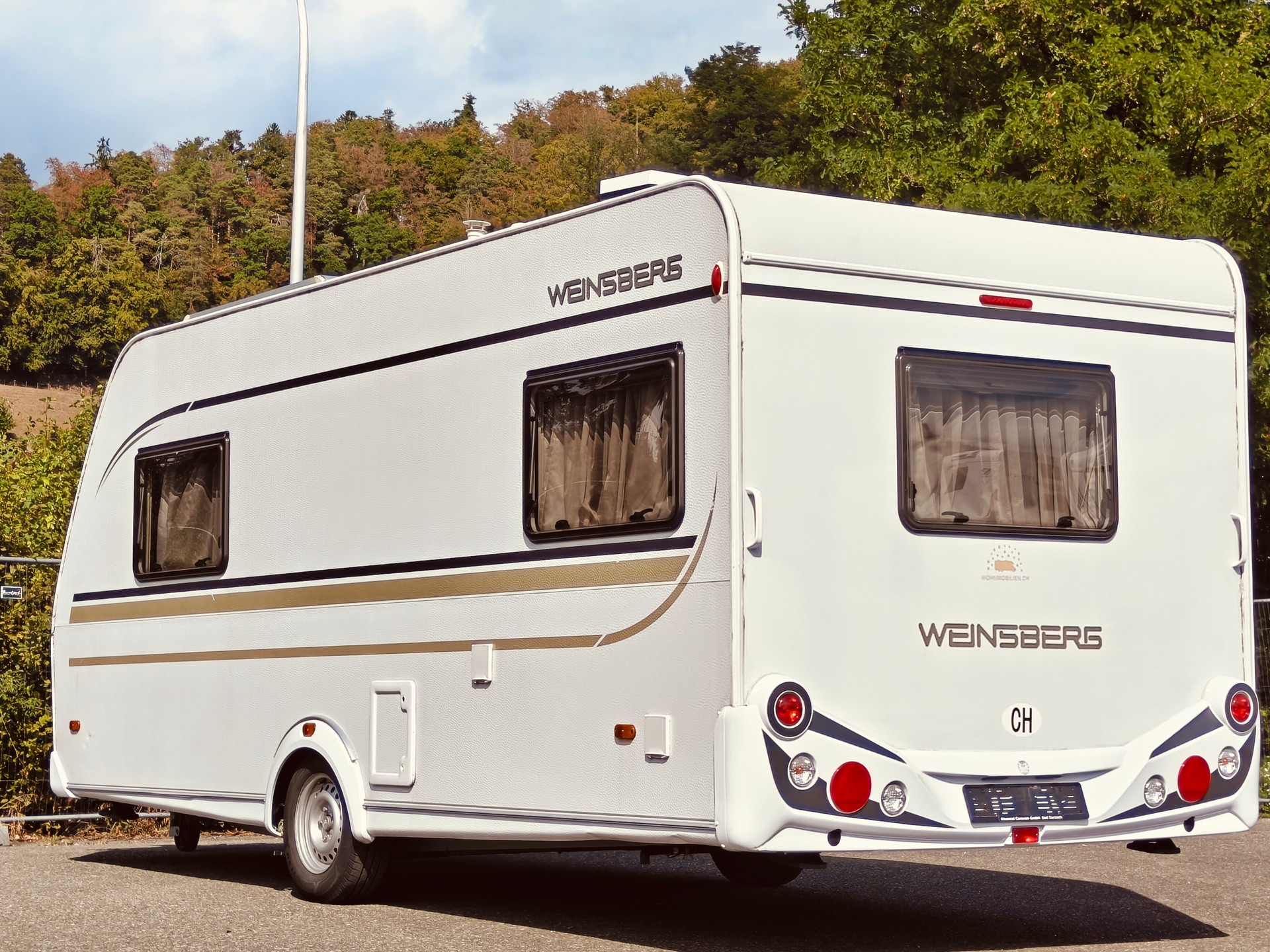 WEINSBERG KWE/4 -- Längsbett -- Mover -- Klimaanlage -- Solaranlage -- Luftvorzelt -- Veloträger-image-5