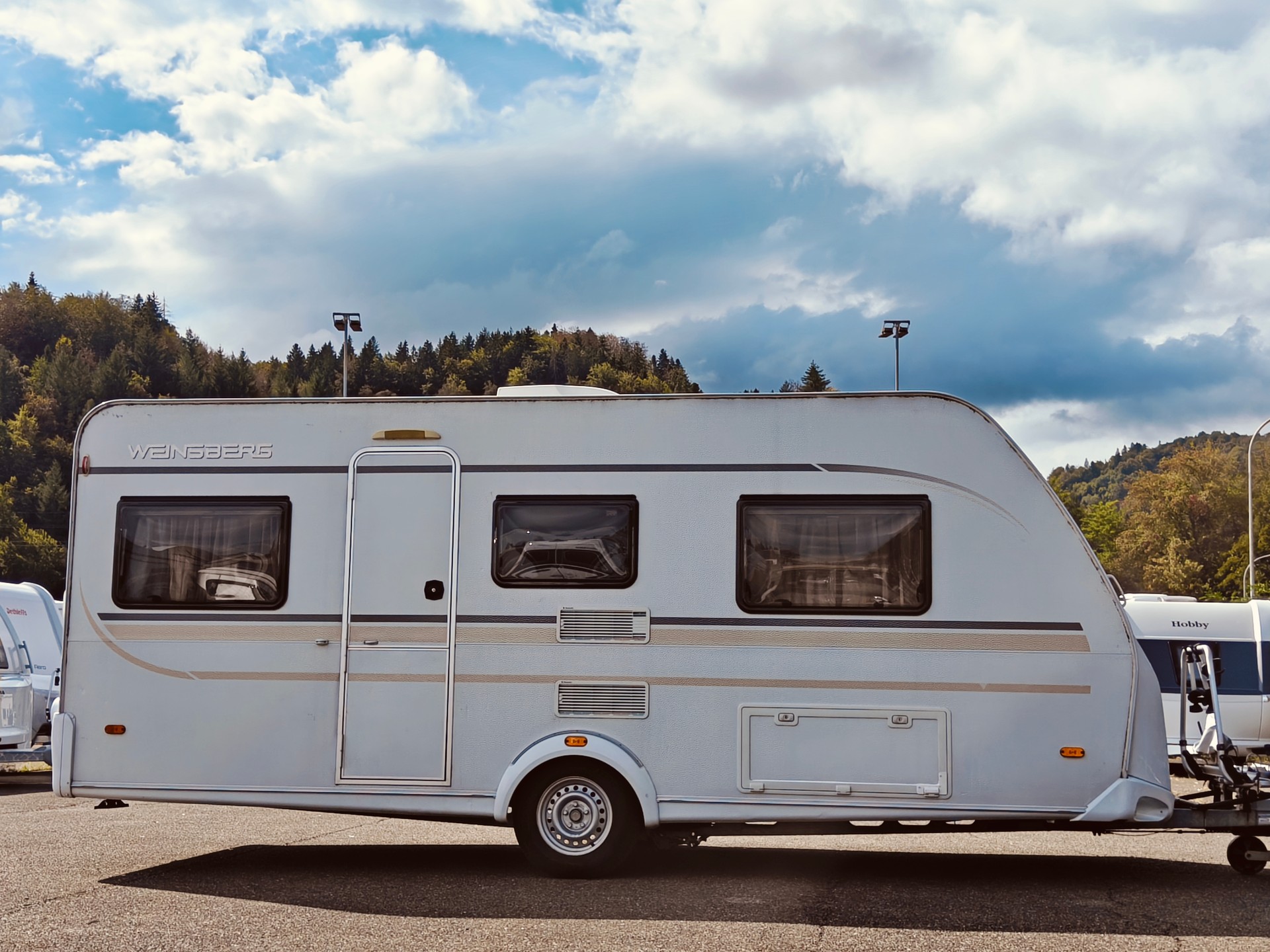 WEINSBERG KWE/4 -- Längsbett -- Mover -- Klimaanlage -- Solaranlage -- Luftvorzelt -- Veloträger-image-2