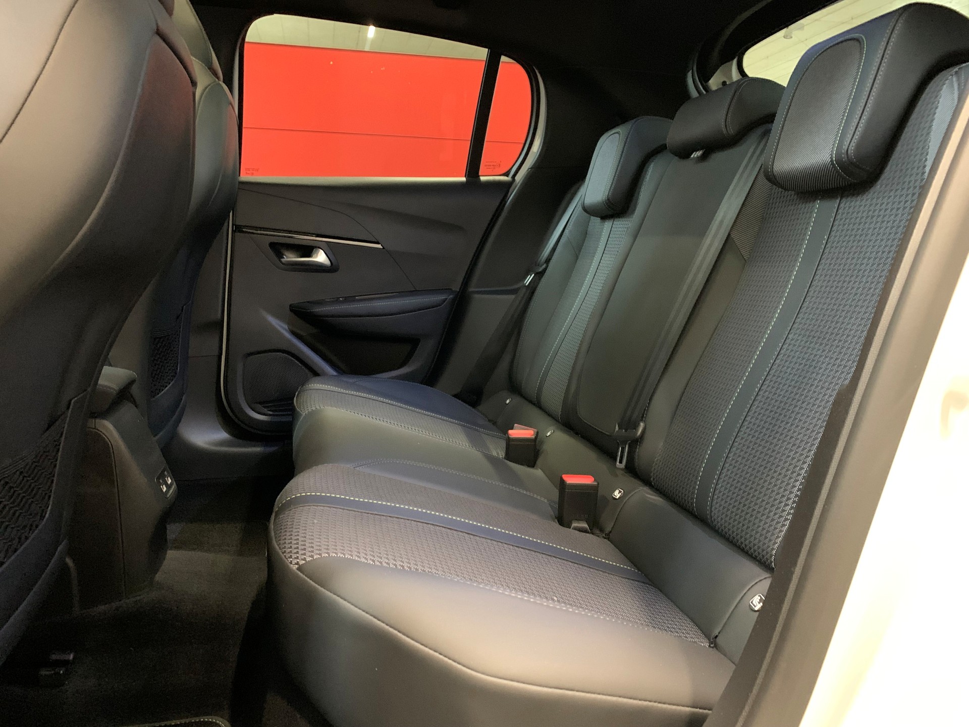 PEUGEOT 208 1.2 PureTech GT EAT8-image-9