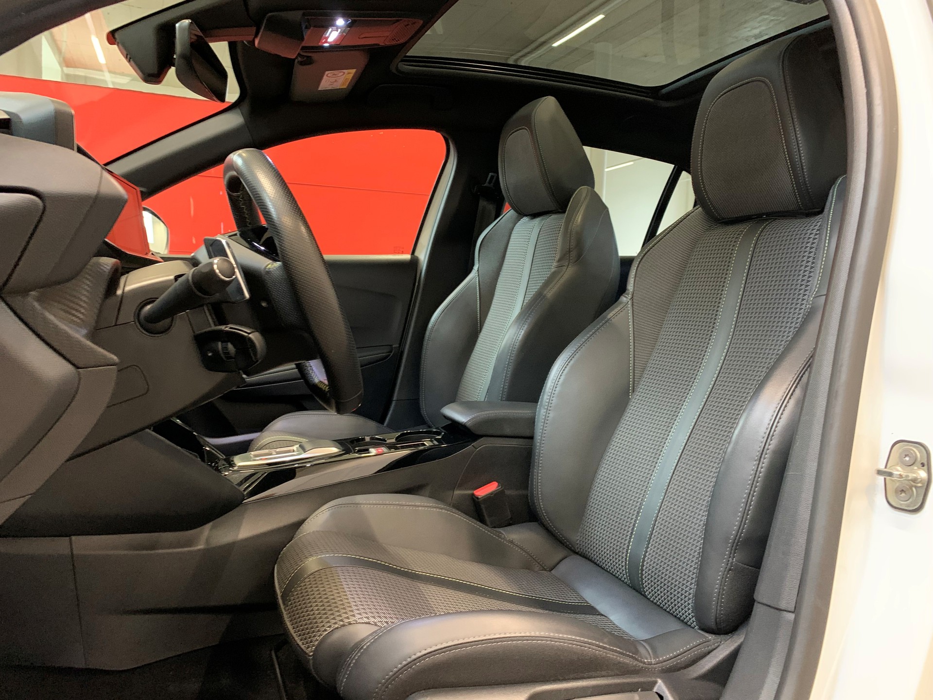 PEUGEOT 208 1.2 PureTech GT EAT8-image-8