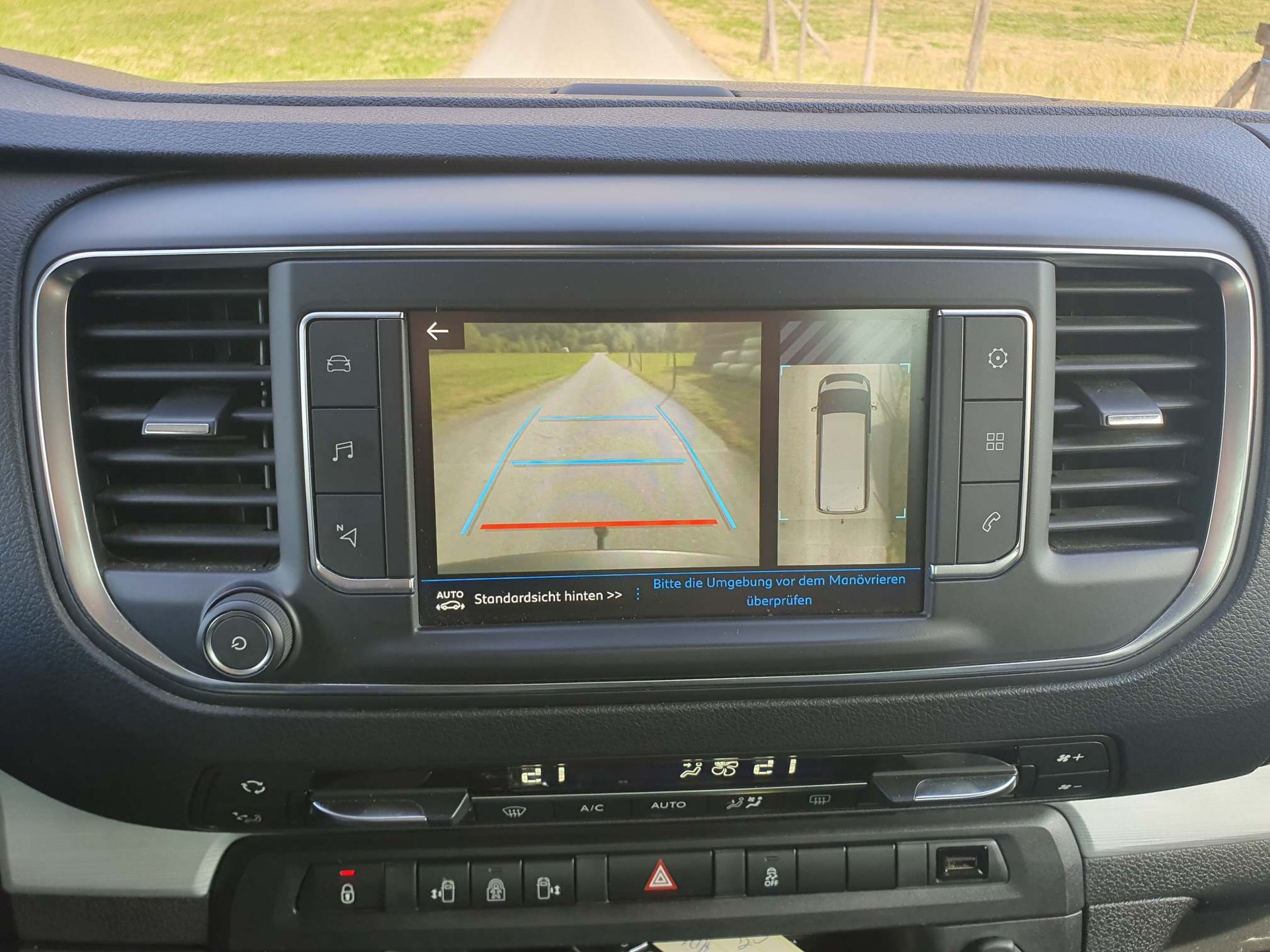 PEUGEOT Traveller Standard 2.0 BlueHDi 180 Allure S/S-image-13