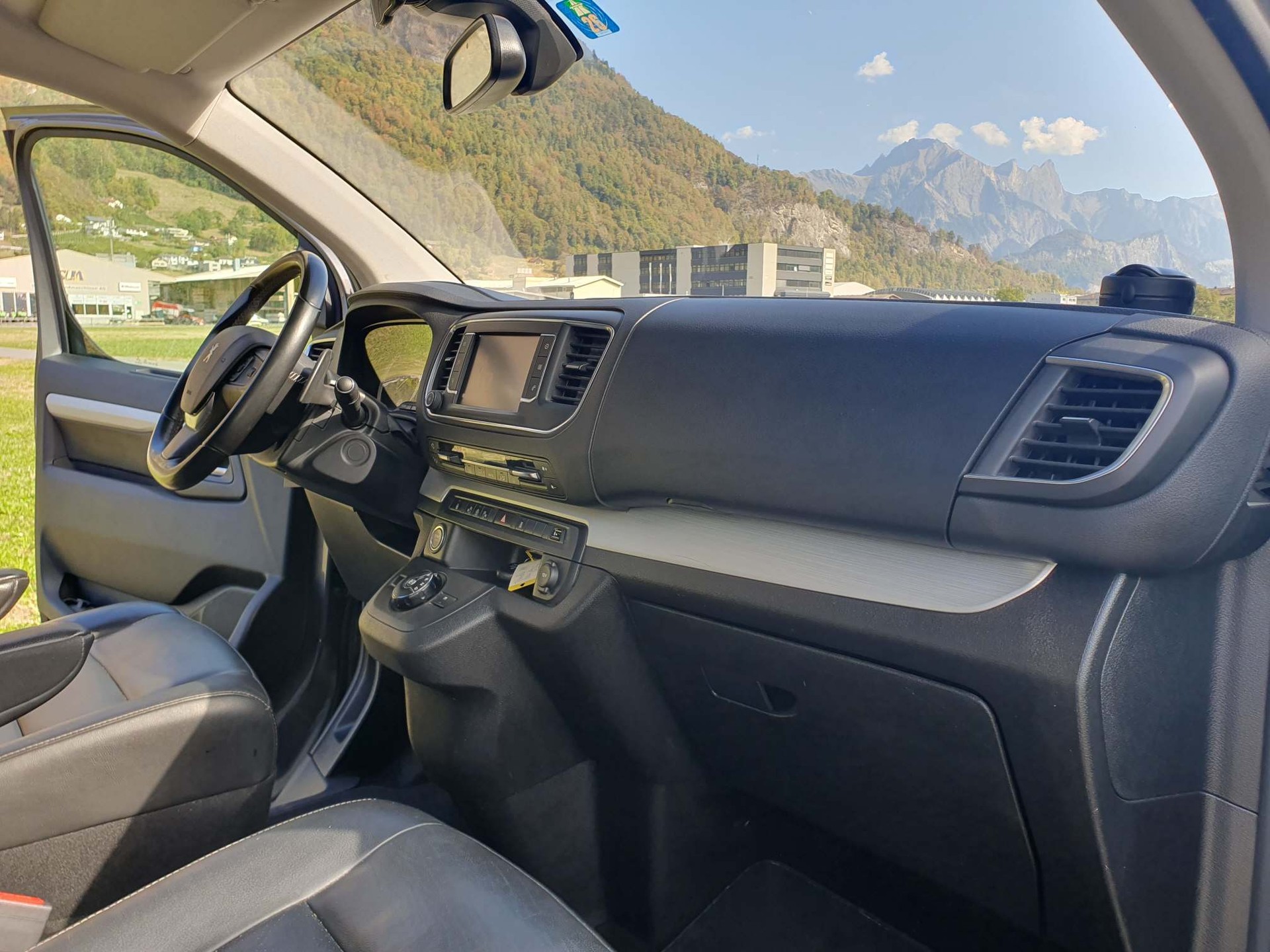 PEUGEOT Traveller Standard 2.0 BlueHDi 180 Allure S/S-image-11