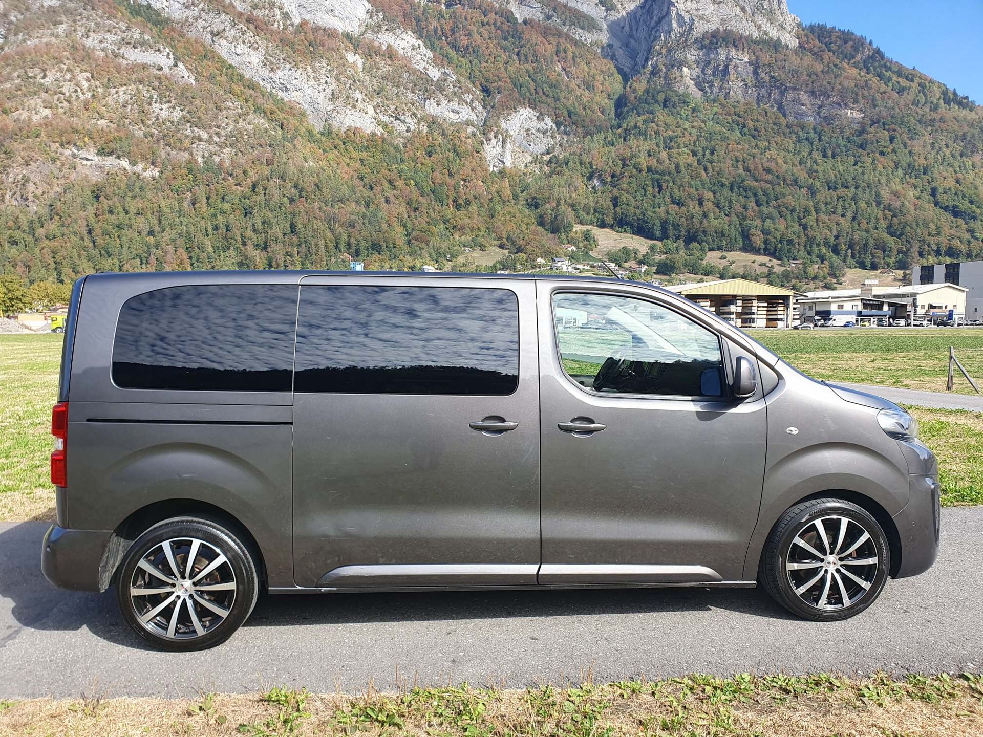 PEUGEOT Traveller Standard 2.0 BlueHDi 180 Allure S/S-image-7