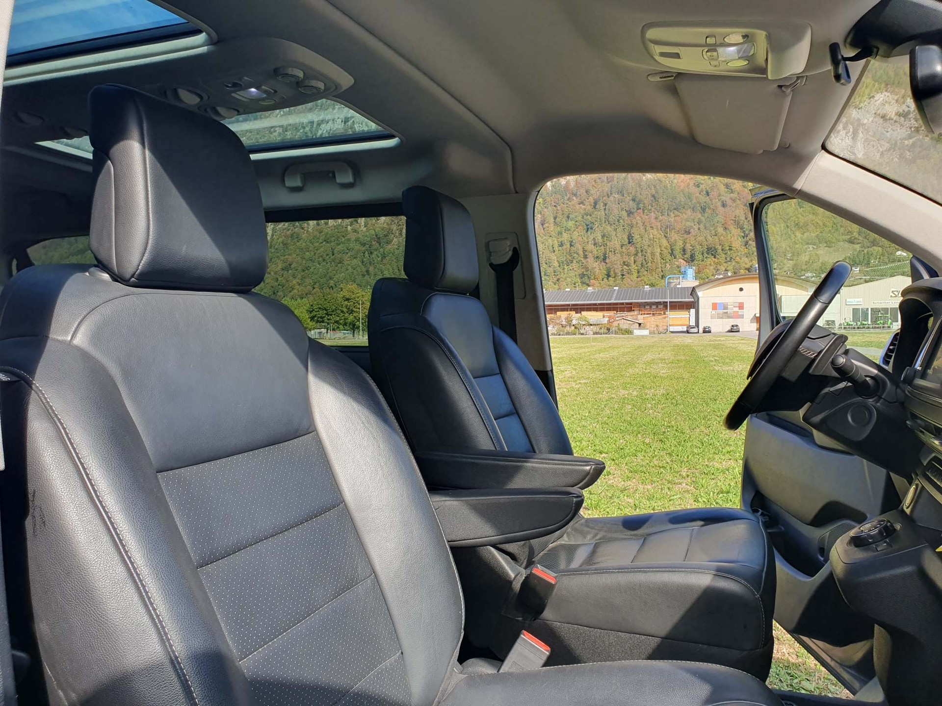 PEUGEOT Traveller Standard 2.0 BlueHDi 180 Allure S/S-image-12