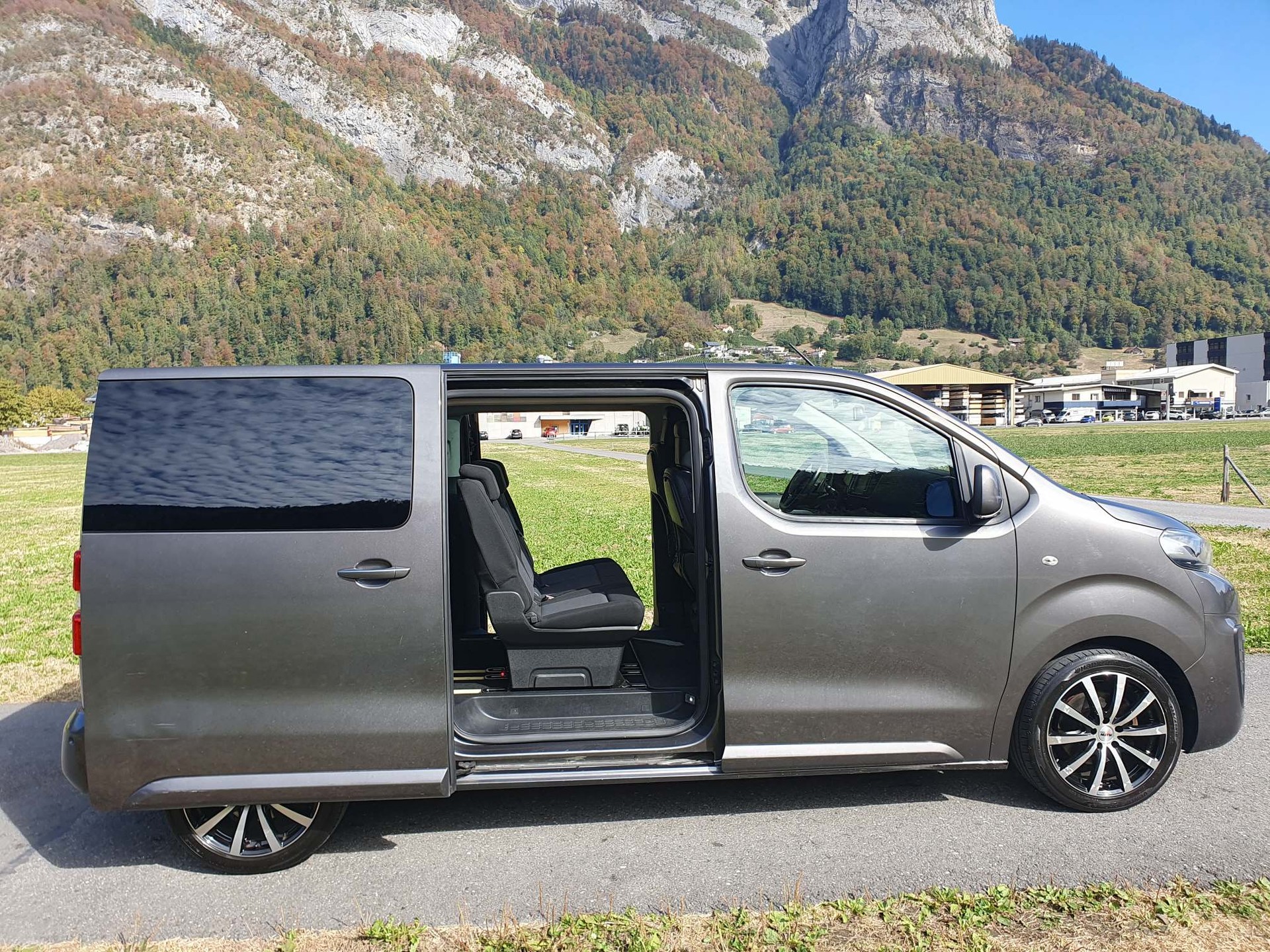 PEUGEOT Traveller Standard 2.0 BlueHDi 180 Allure S/S-image-8