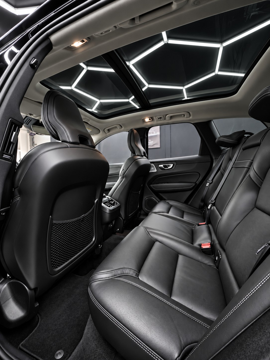VOLVO XC60 B6 Benzin Mild Hybrid AWD Inscription Geartronic-image-9