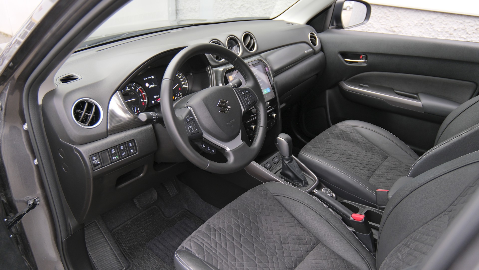 SUZUKI Vitara 1.4 Boosterjet Compact Top 4x4 Hybrid Automatic-image-2