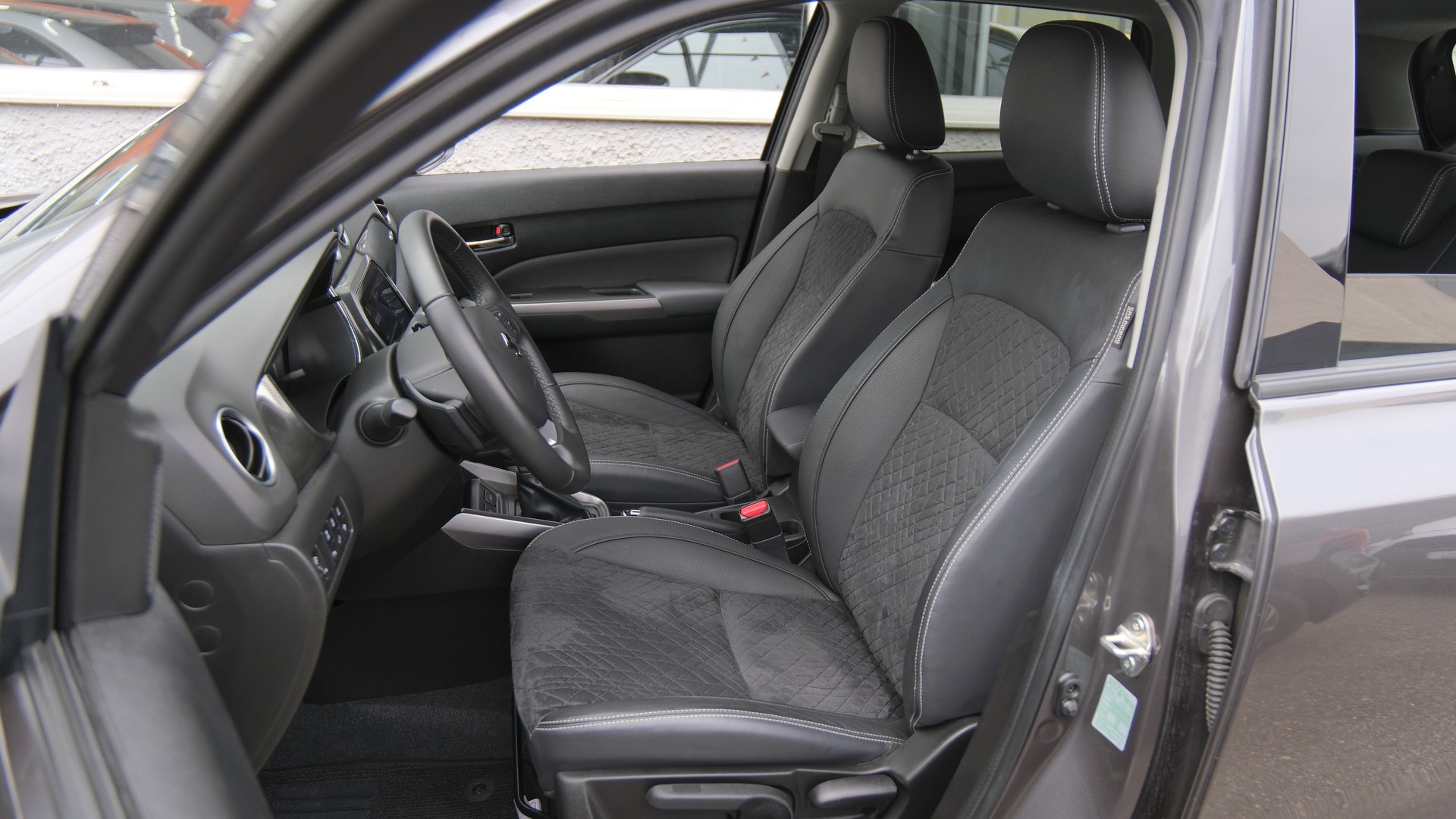 SUZUKI Vitara 1.4 Boosterjet Compact Top 4x4 Hybrid Automatic-image-3