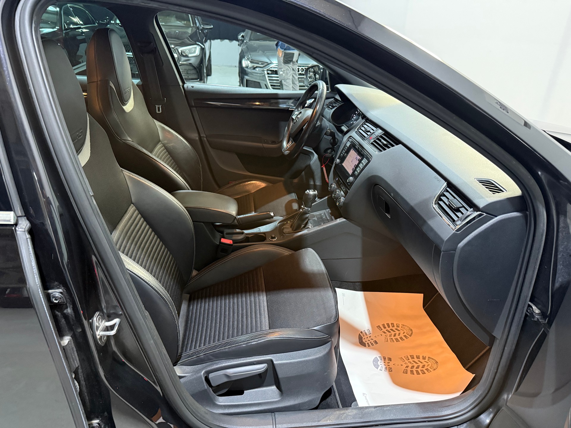 SKODA Octavia Combi 2.0 TDI RS DSG-image-12